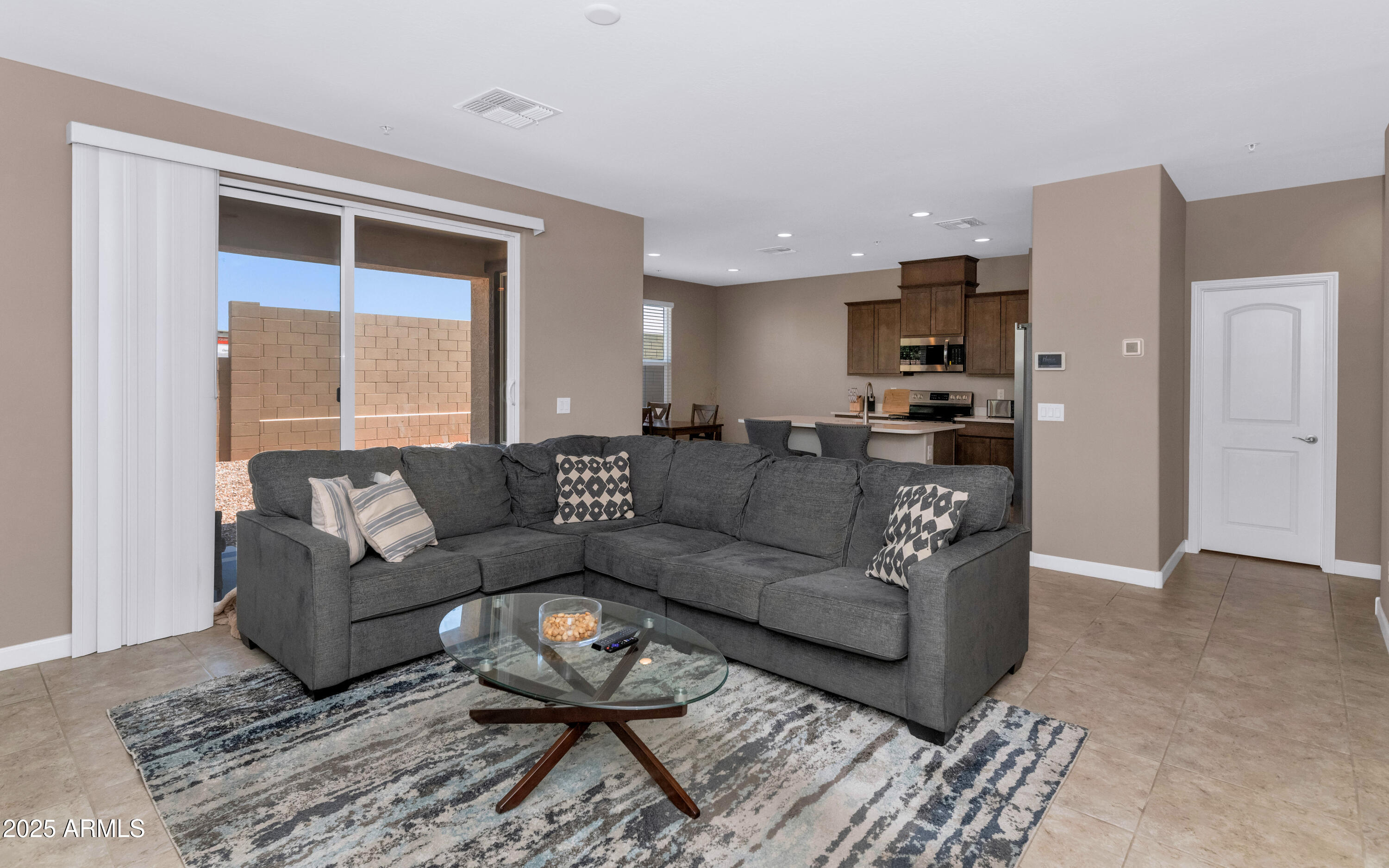 1255 N ARIZONA Avenue, 1251