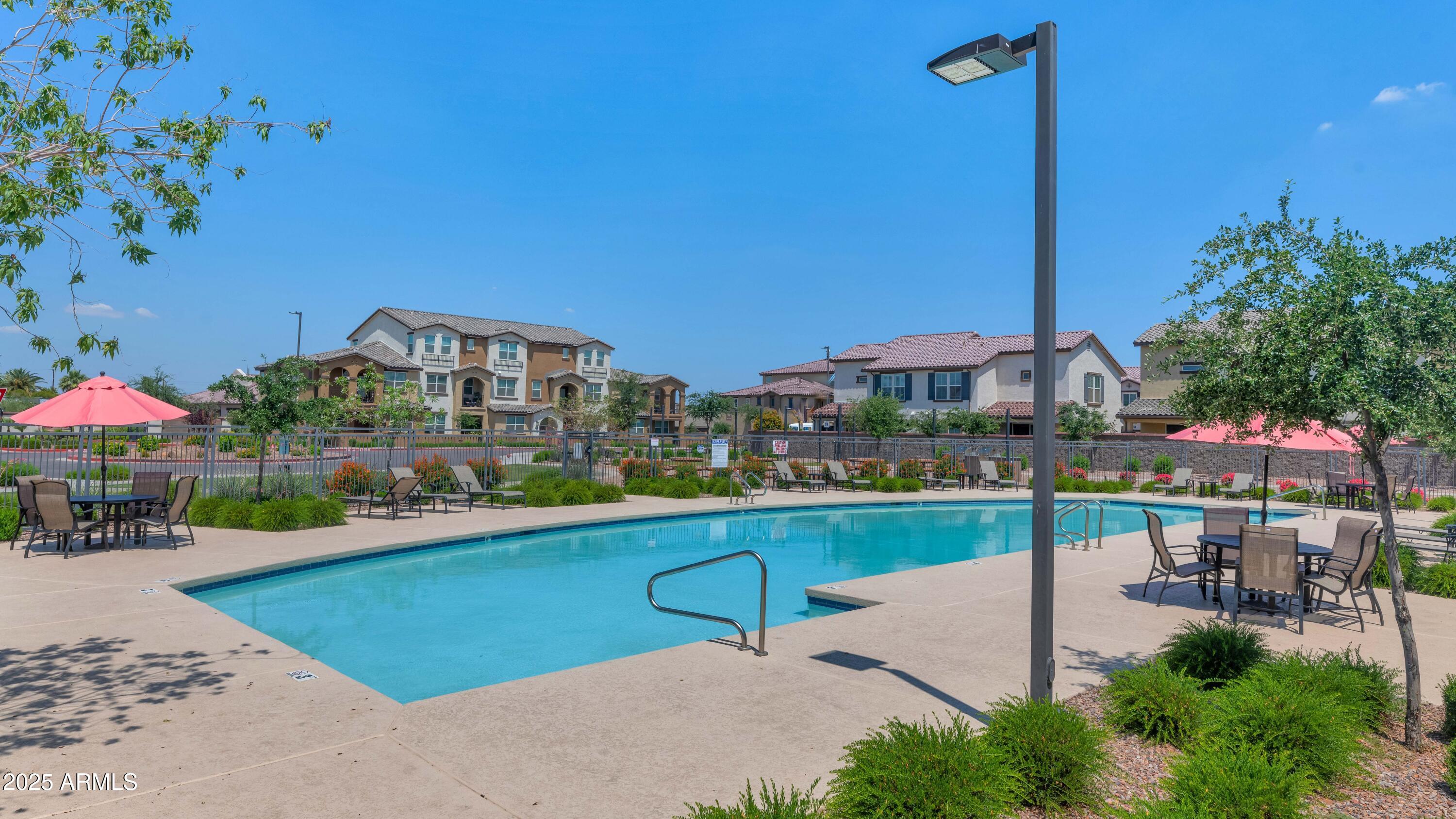 1255 N ARIZONA Avenue, 1251