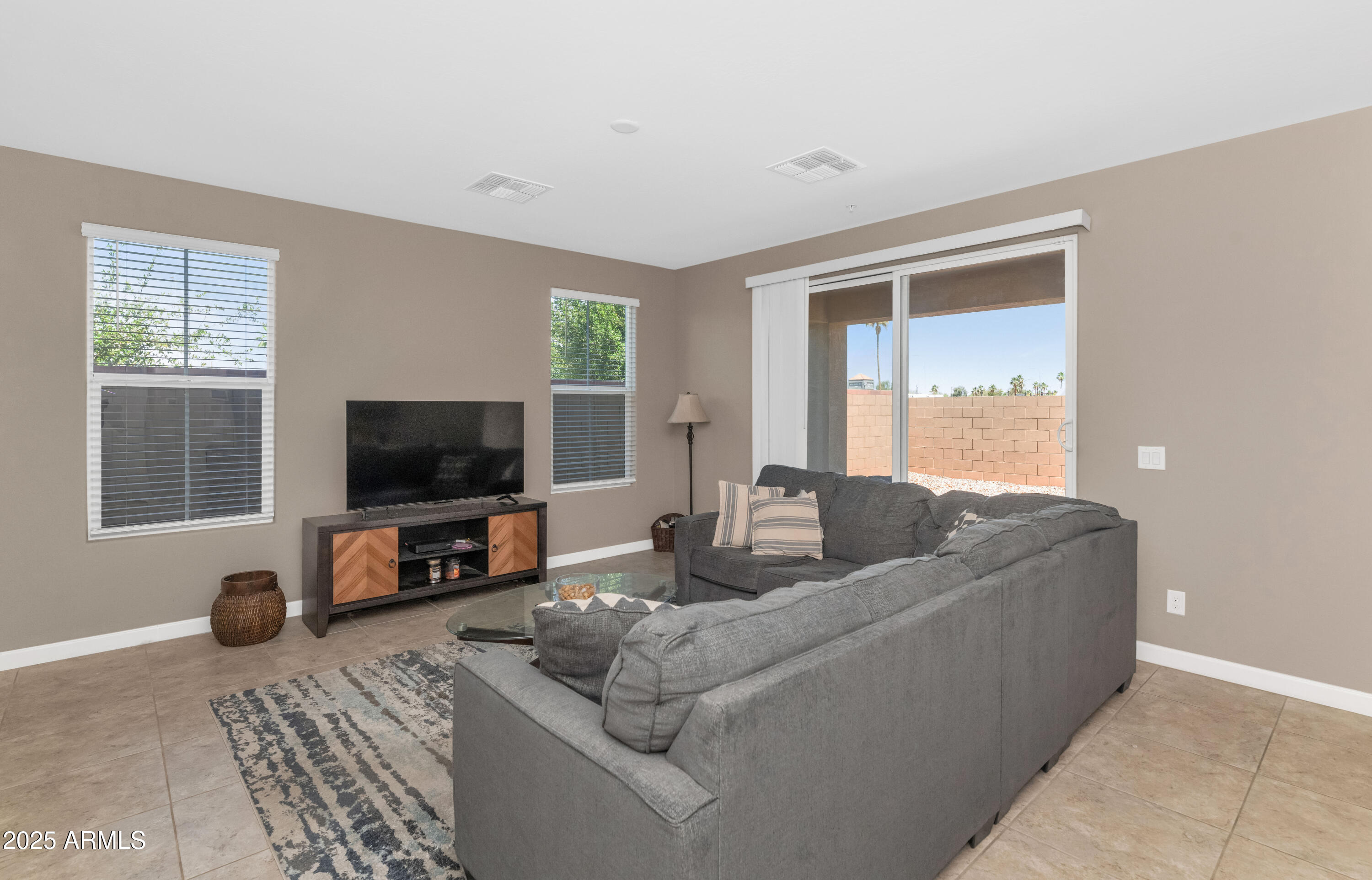 1255 N ARIZONA Avenue, 1251