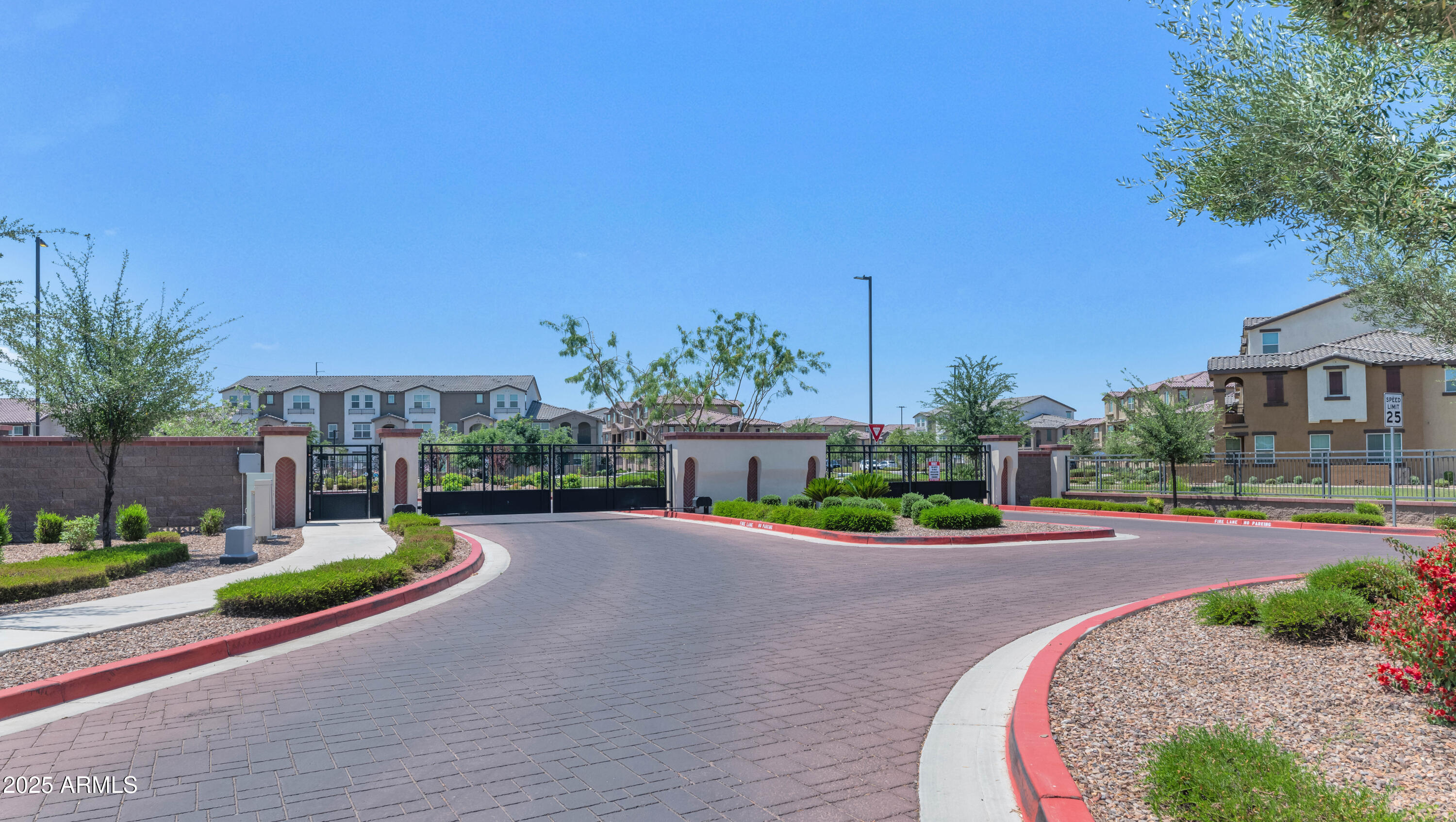 1255 N ARIZONA Avenue, 1251