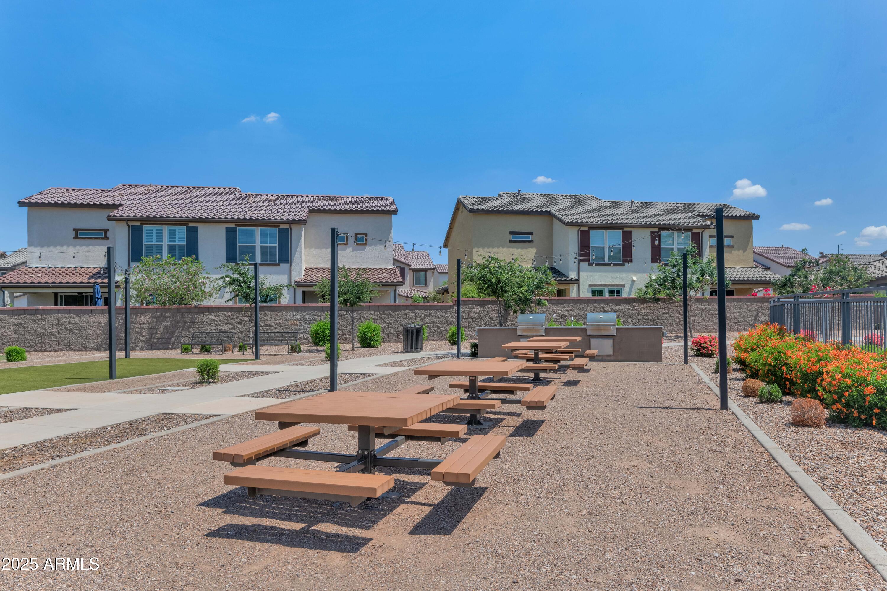 1255 N ARIZONA Avenue, 1251