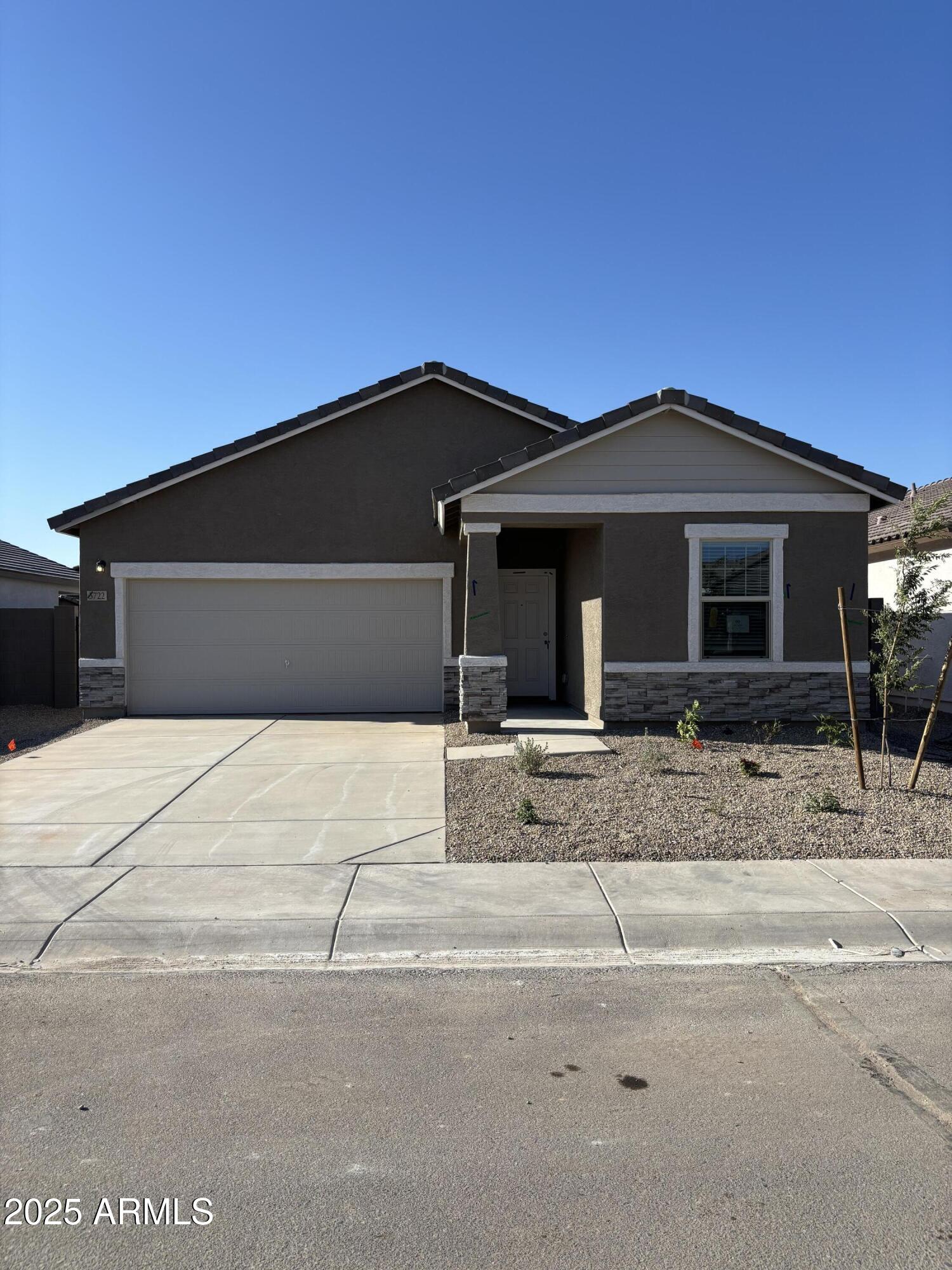 5722 E IRIS Drive