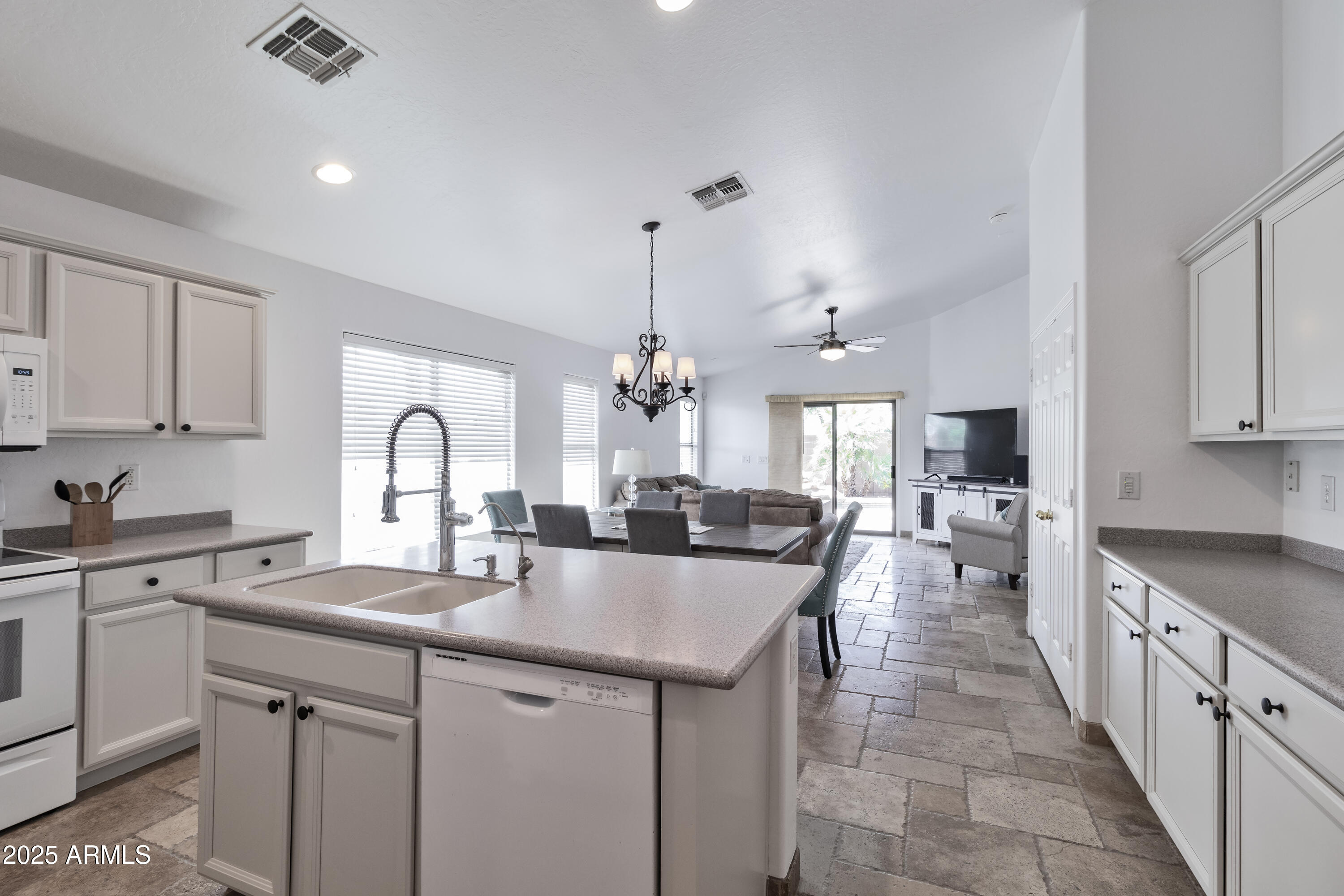 321 W DEXTER Way