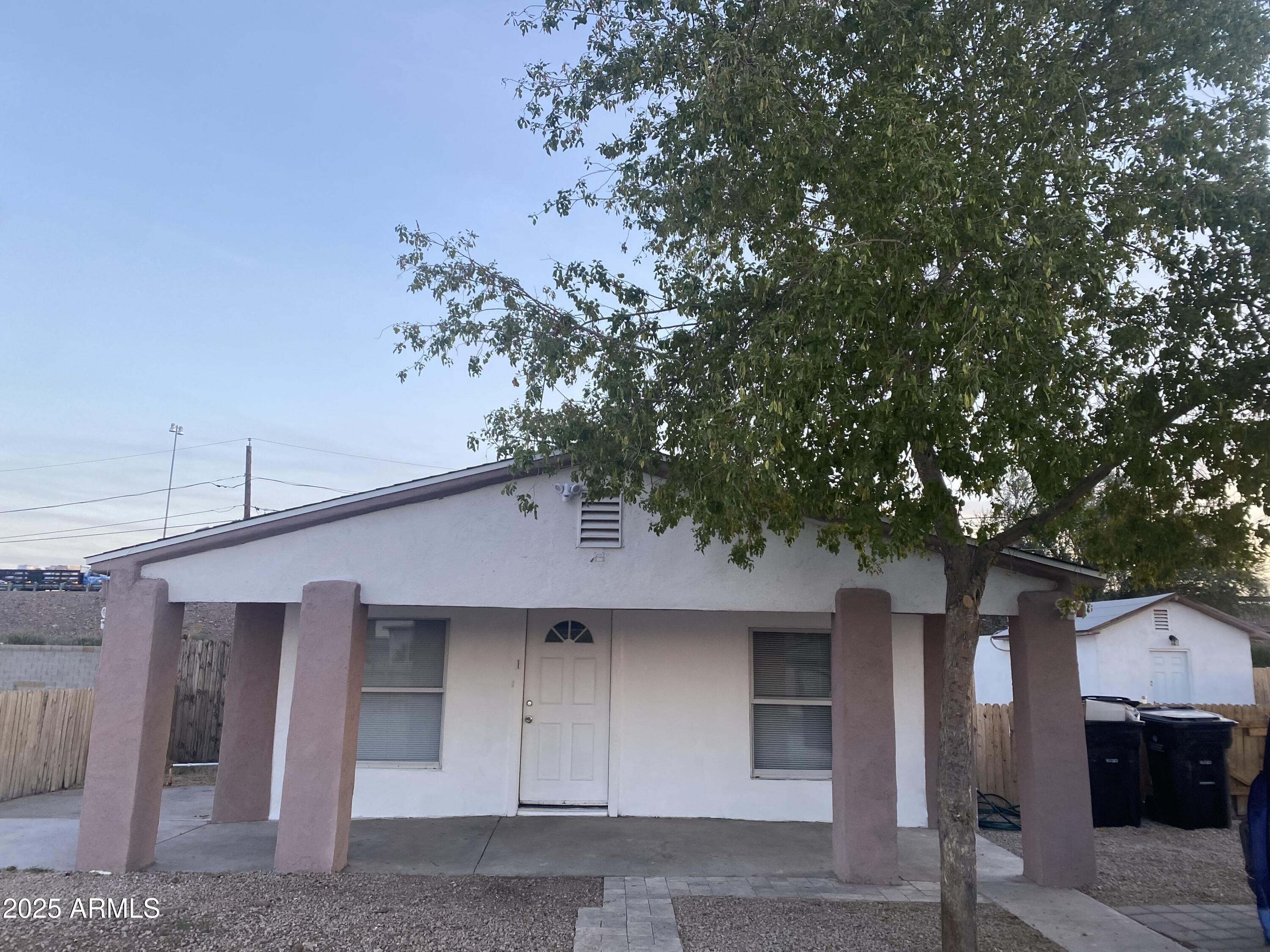 1217 E HESS Avenue