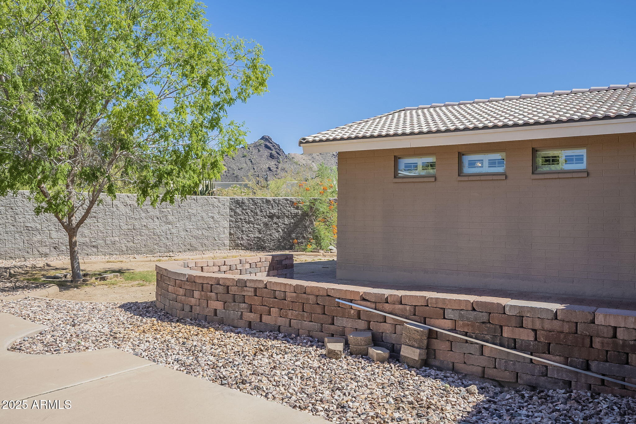 1530 E LOMA Lane