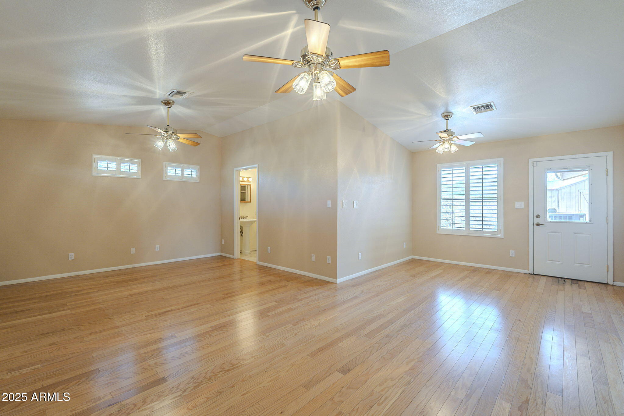 1530 E LOMA Lane