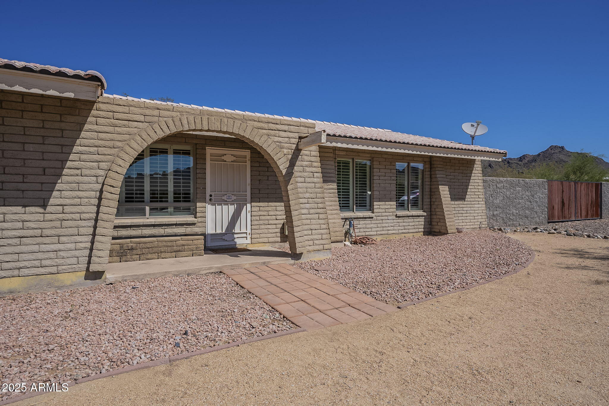 1530 E LOMA Lane