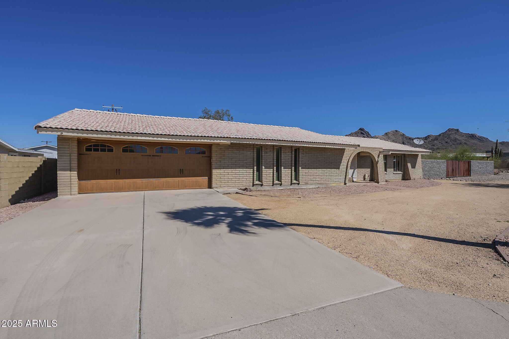 1530 E LOMA Lane