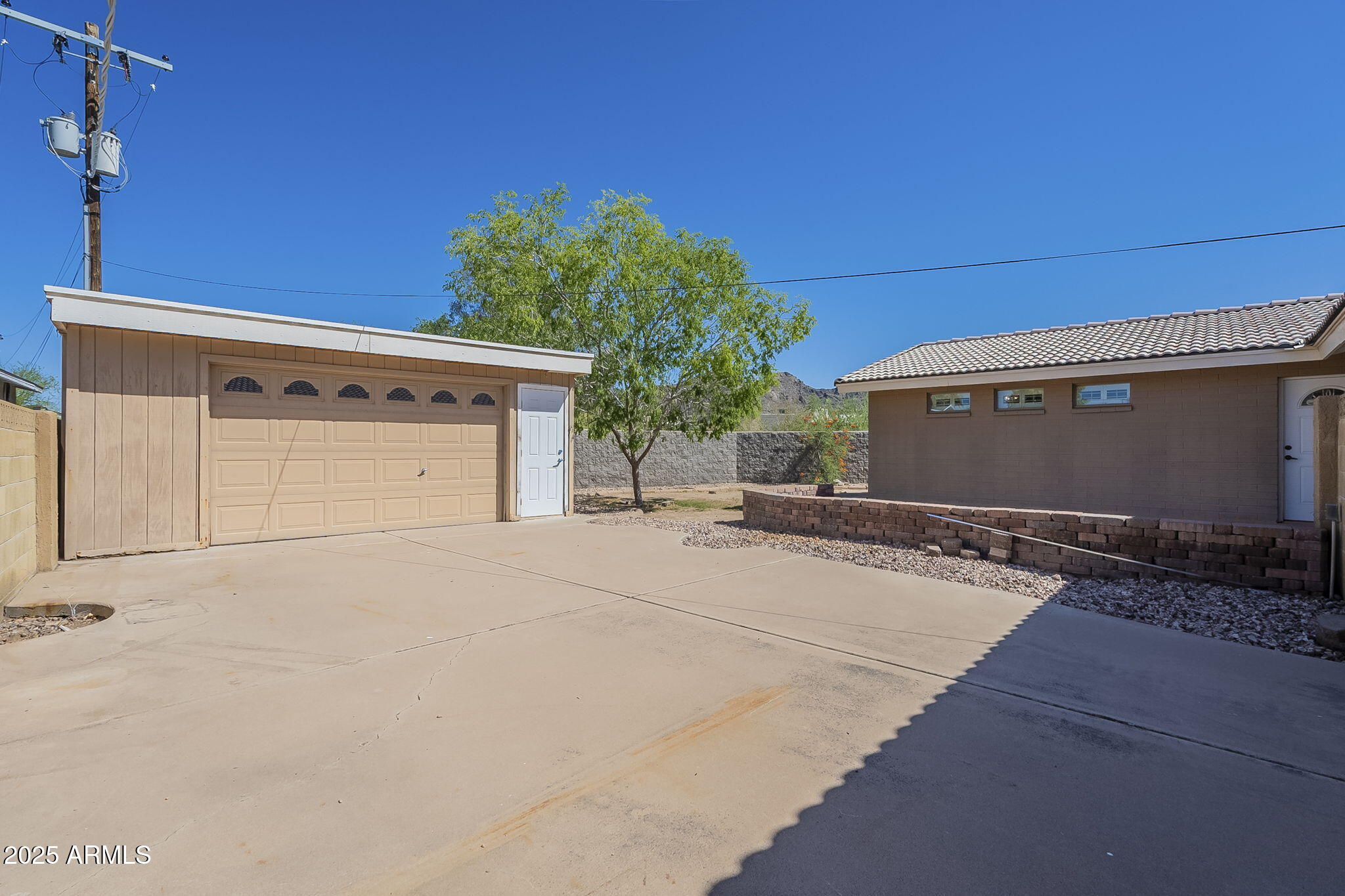 1530 E LOMA Lane