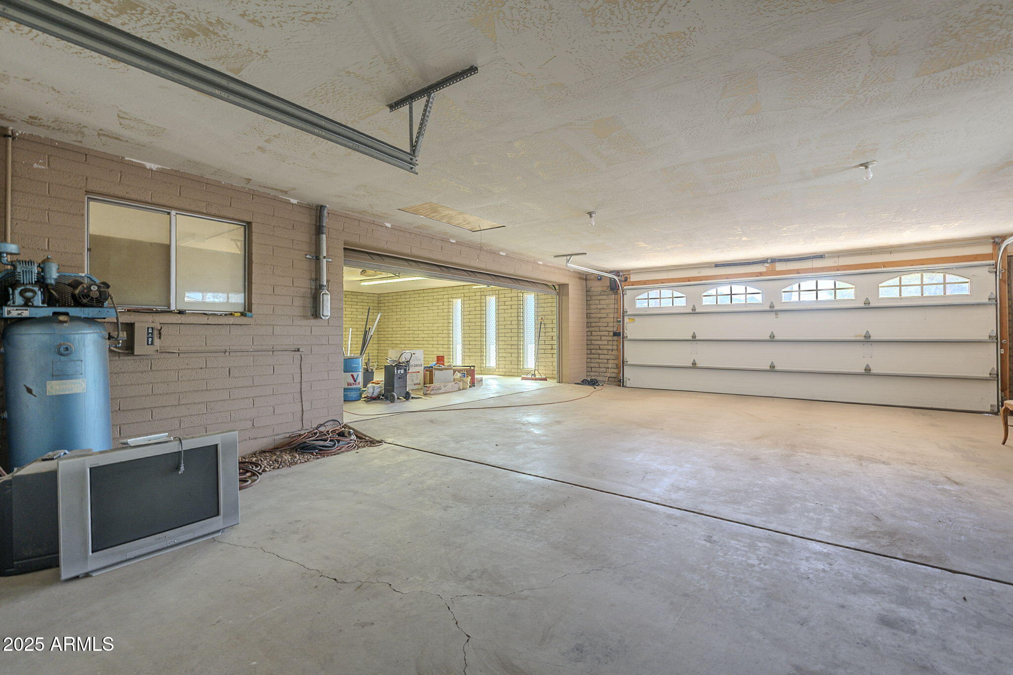 1530 E LOMA Lane
