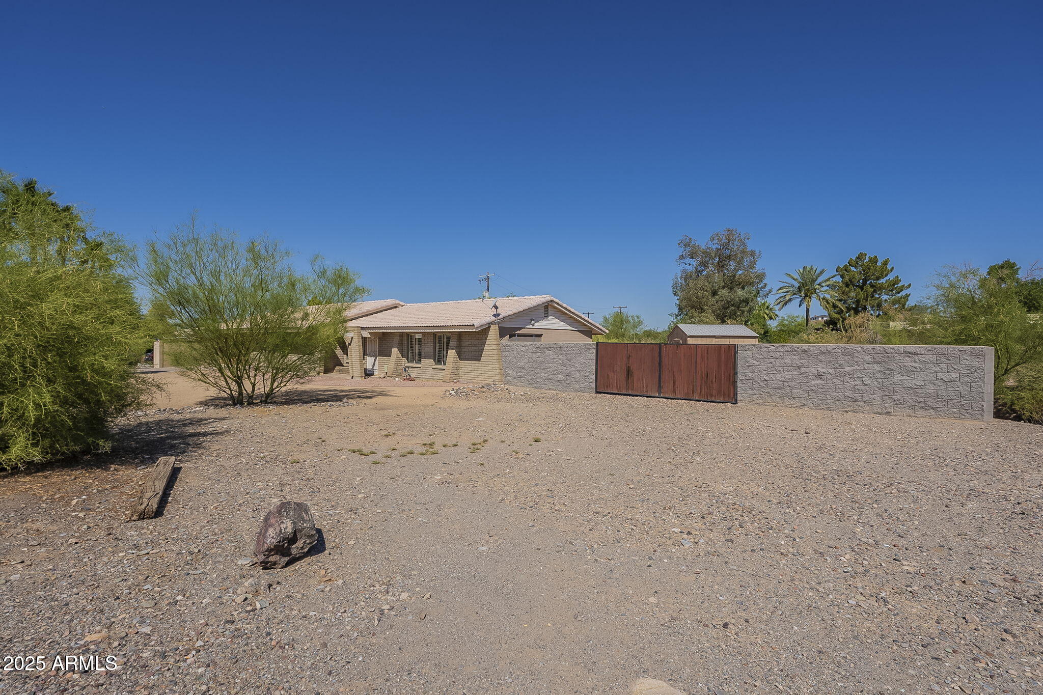 1530 E LOMA Lane