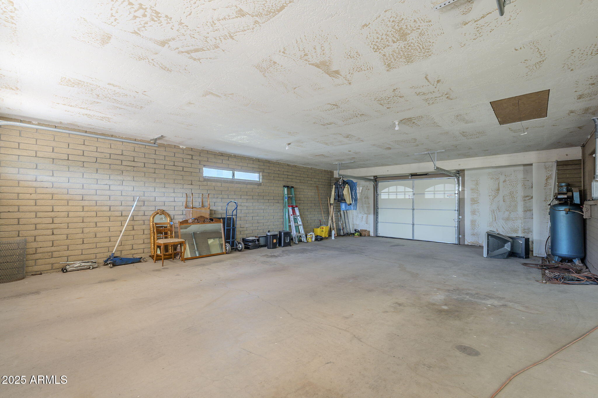 1530 E LOMA Lane