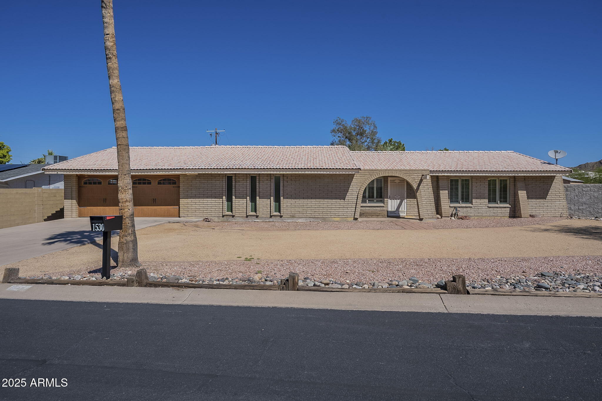 1530 E LOMA Lane