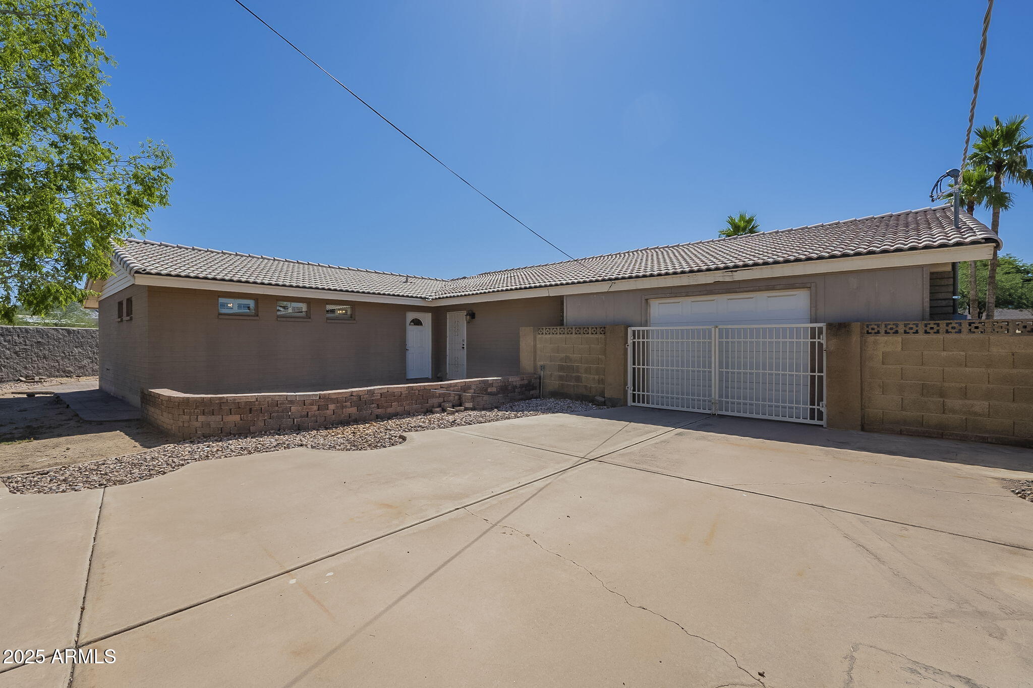 1530 E LOMA Lane