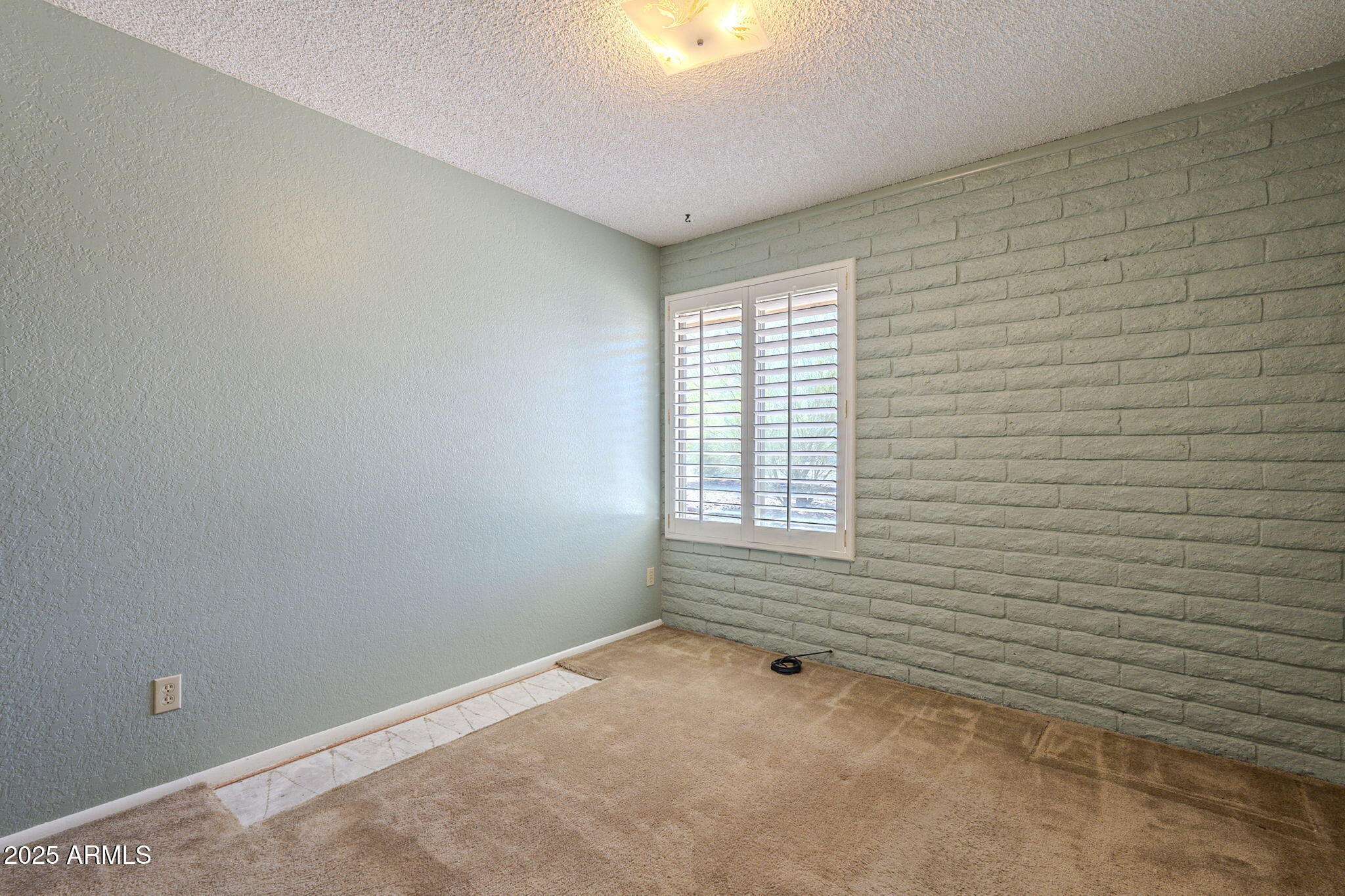 1530 E LOMA Lane