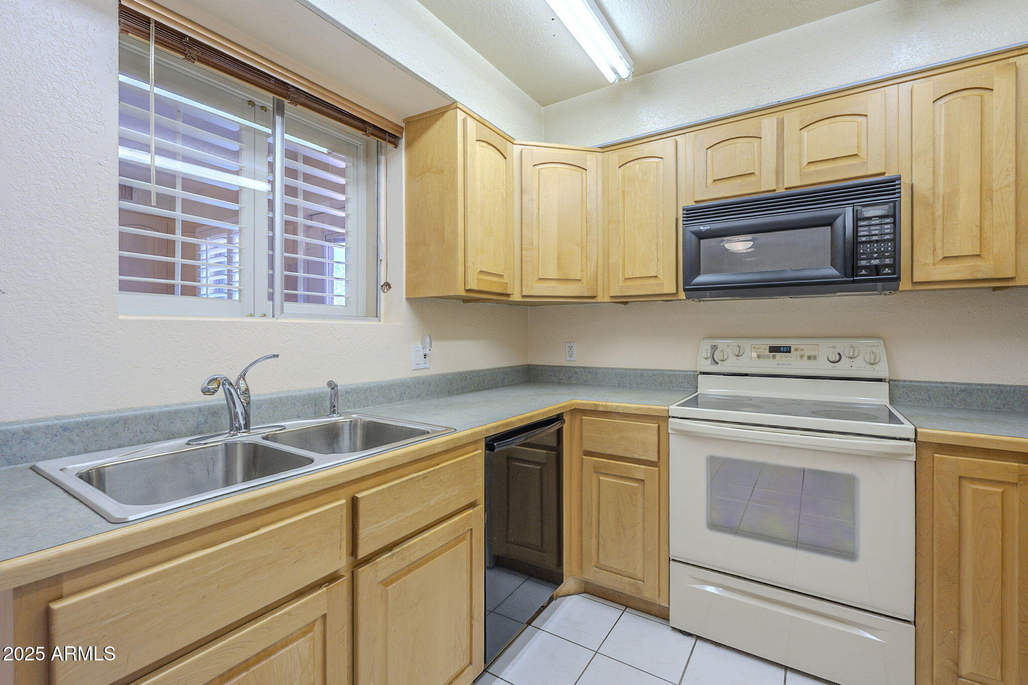 1530 E LOMA Lane