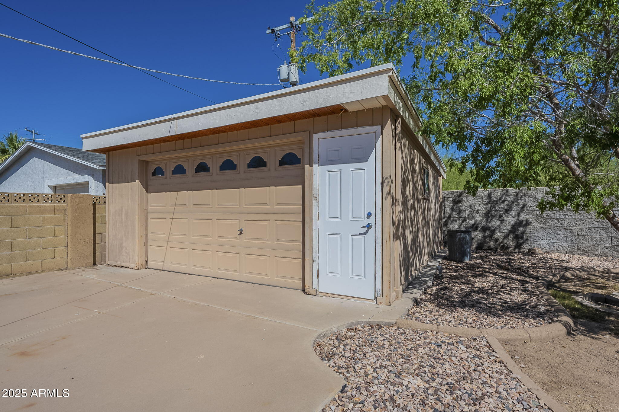 1530 E LOMA Lane