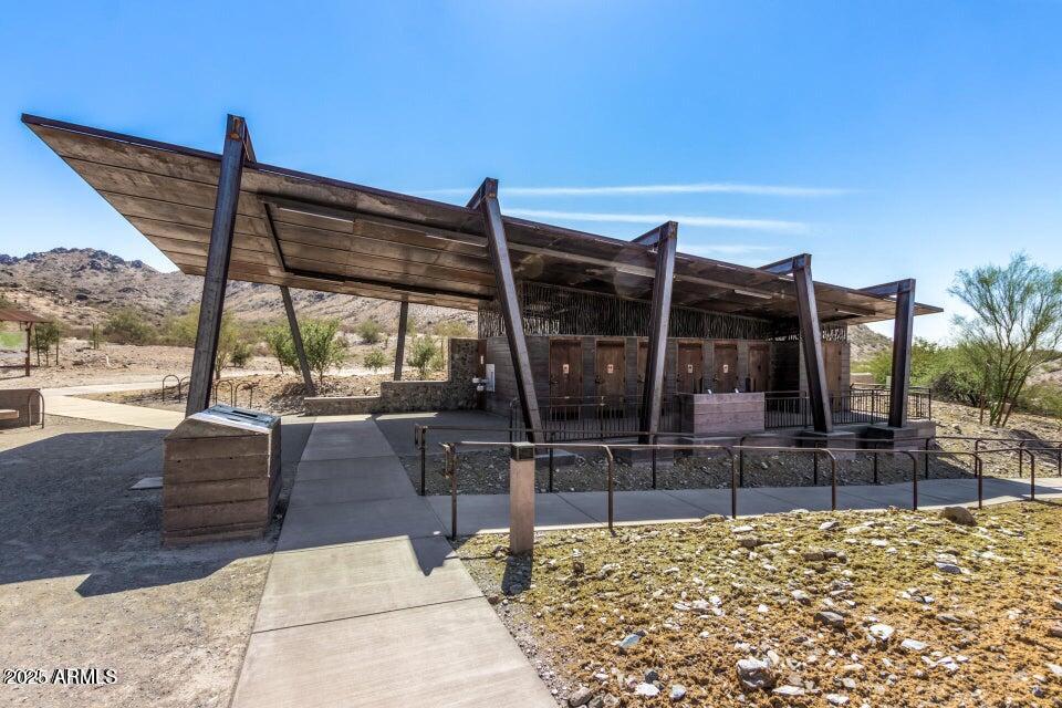 1530 E LOMA Lane