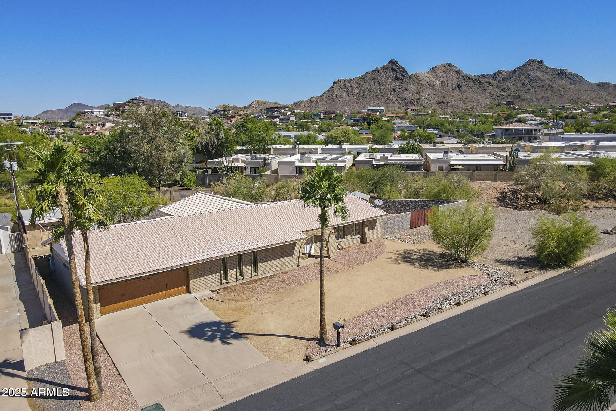 1530 E LOMA Lane