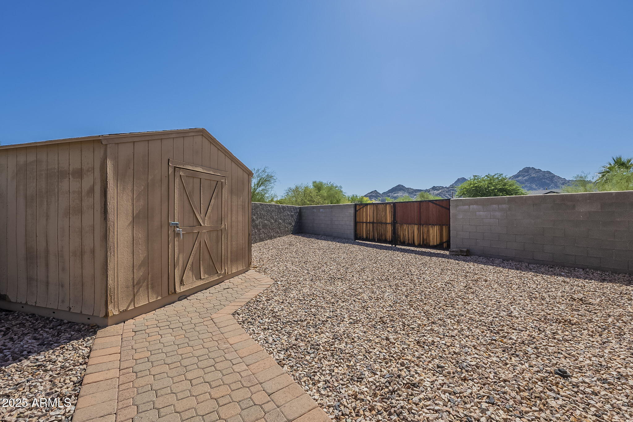 1530 E LOMA Lane