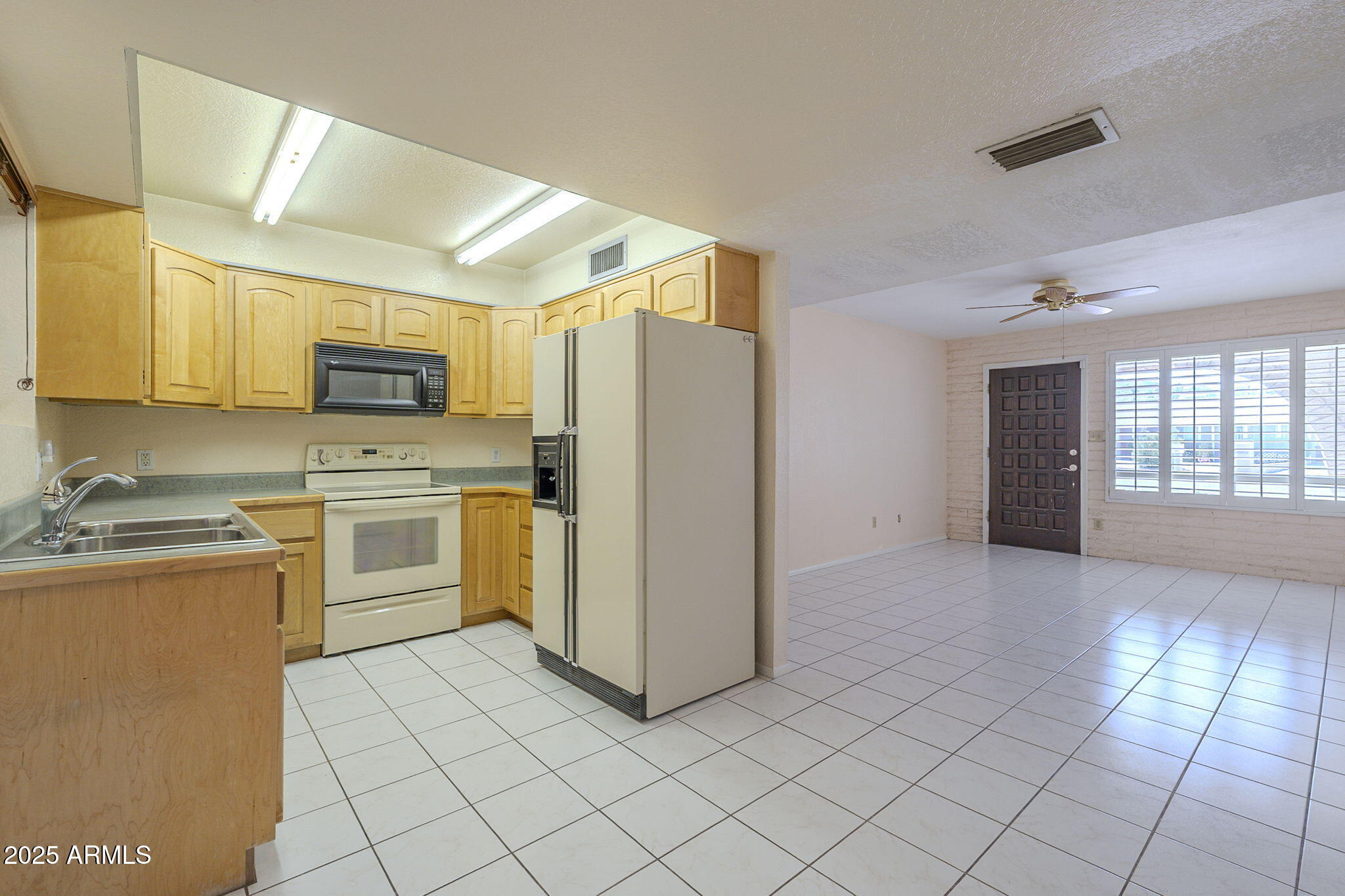 1530 E LOMA Lane