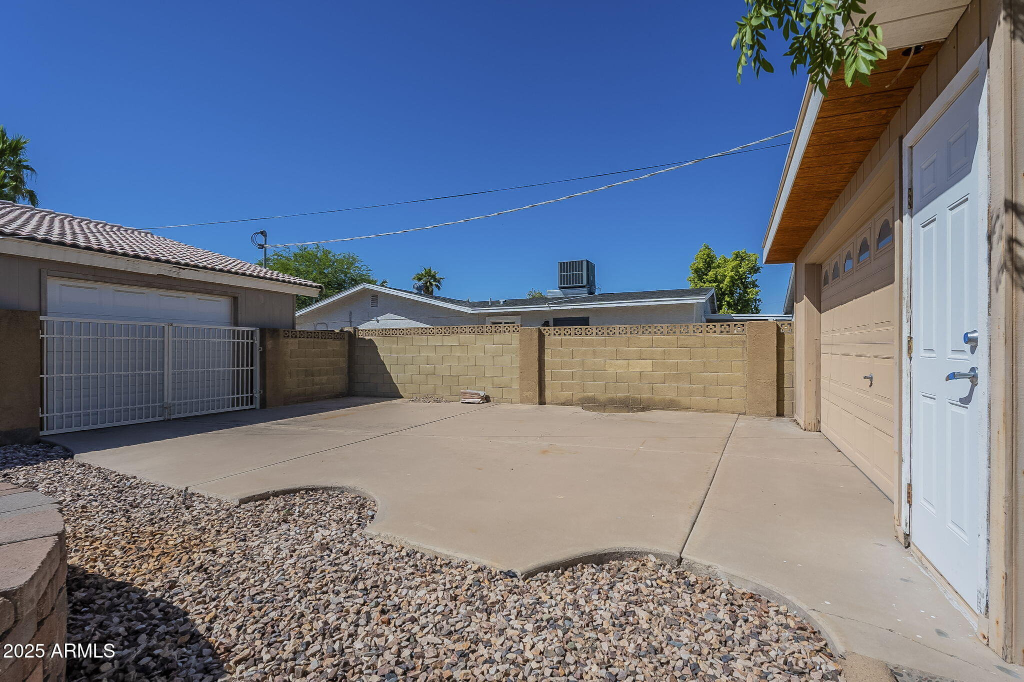 1530 E LOMA Lane