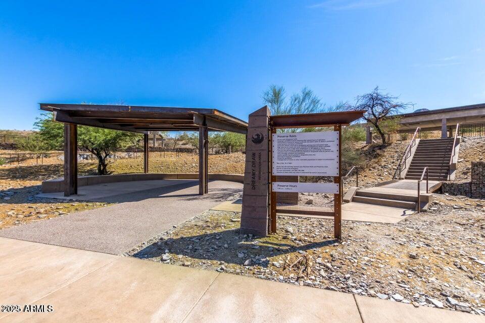 1530 E LOMA Lane