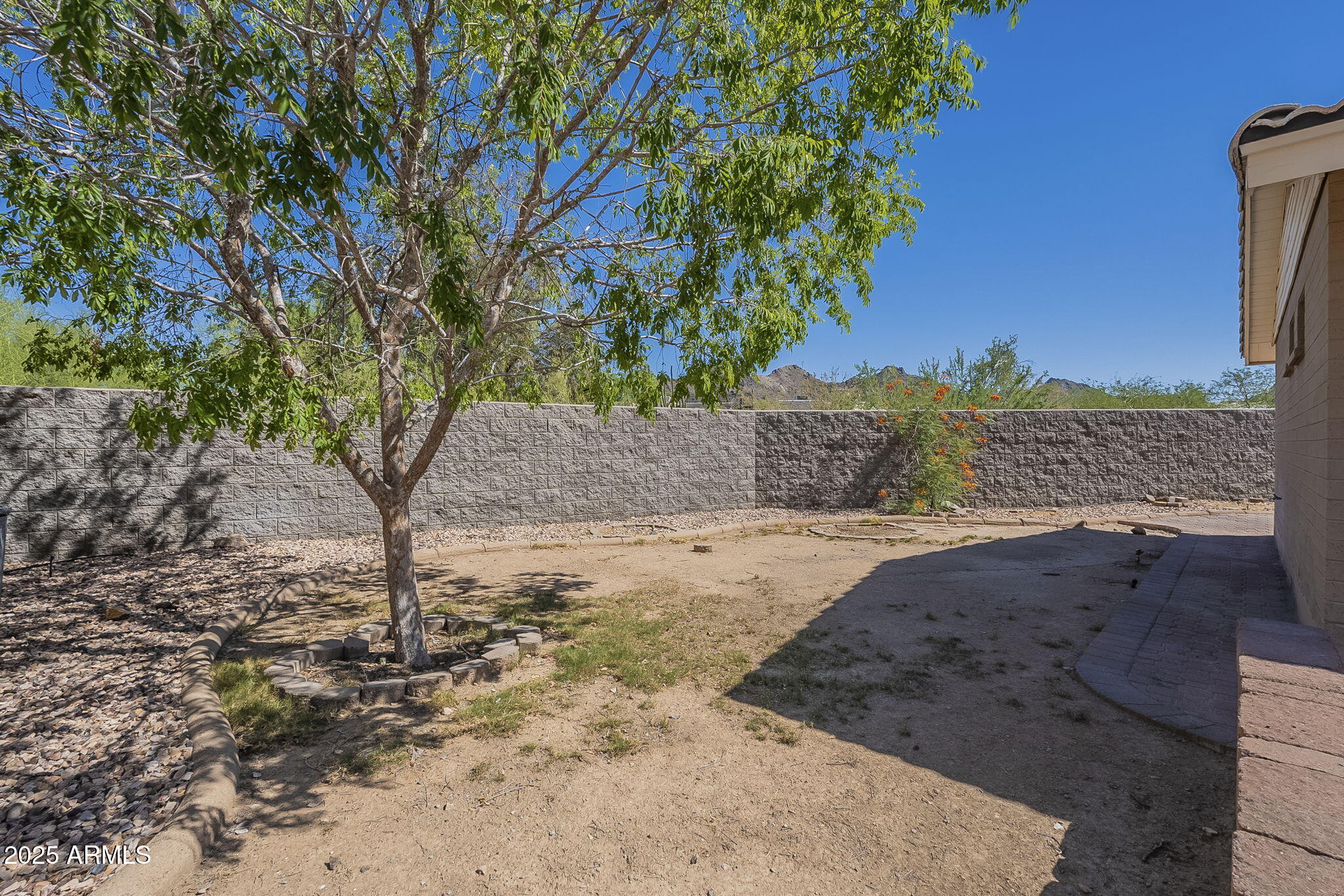 1530 E LOMA Lane