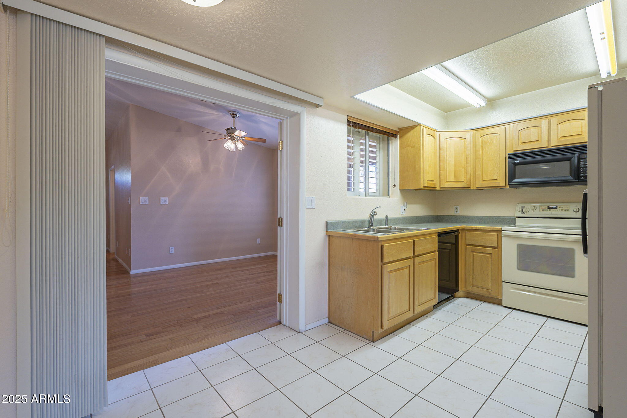 1530 E LOMA Lane