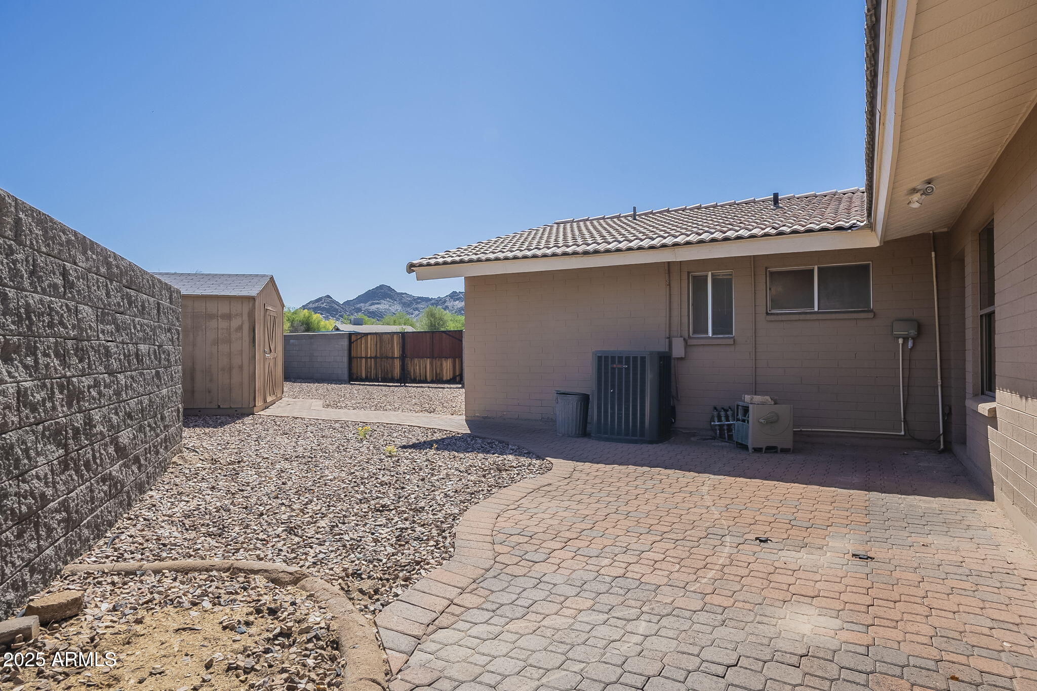 1530 E LOMA Lane