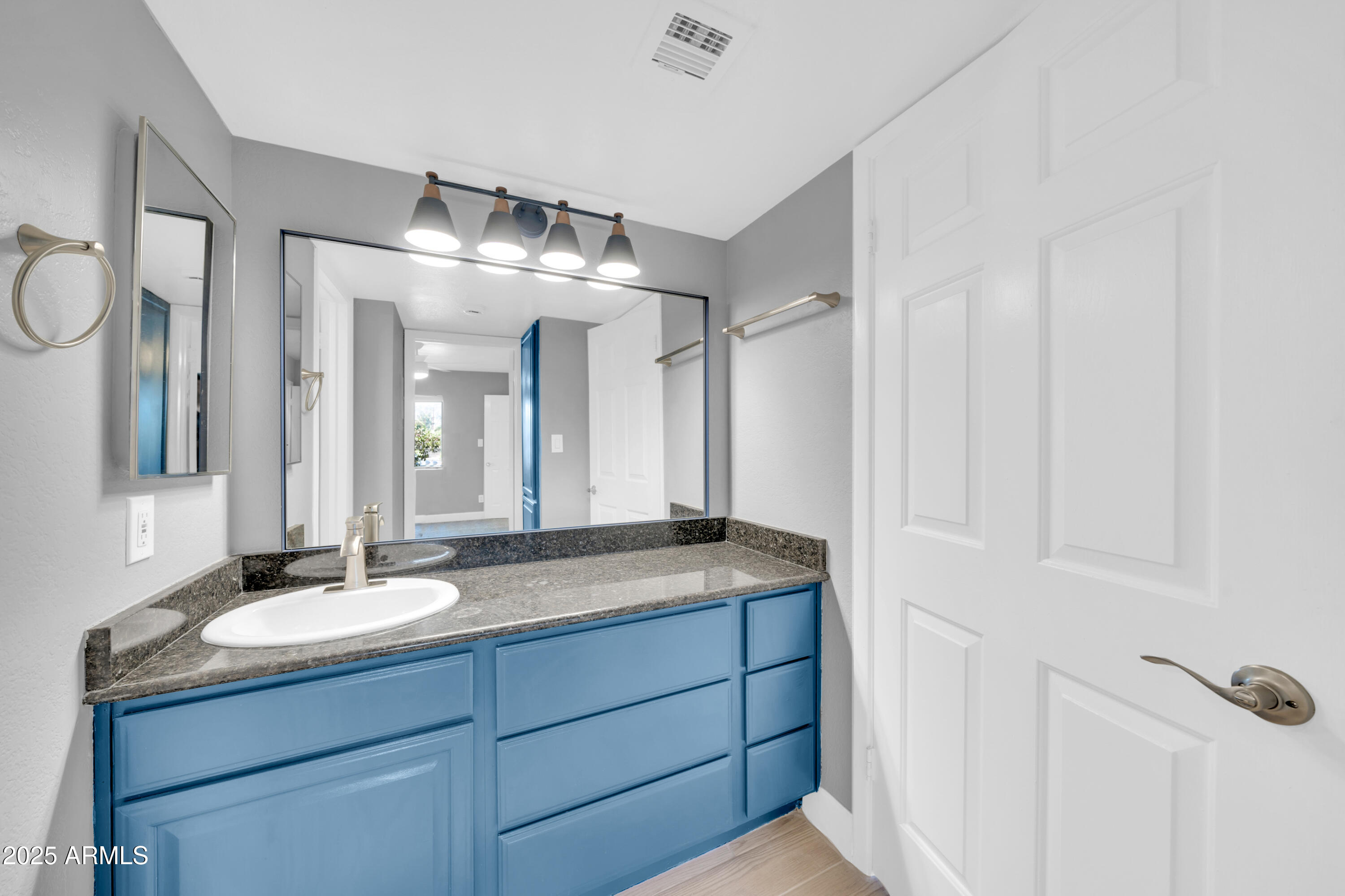 3825 E CAMELBACK Road, 182