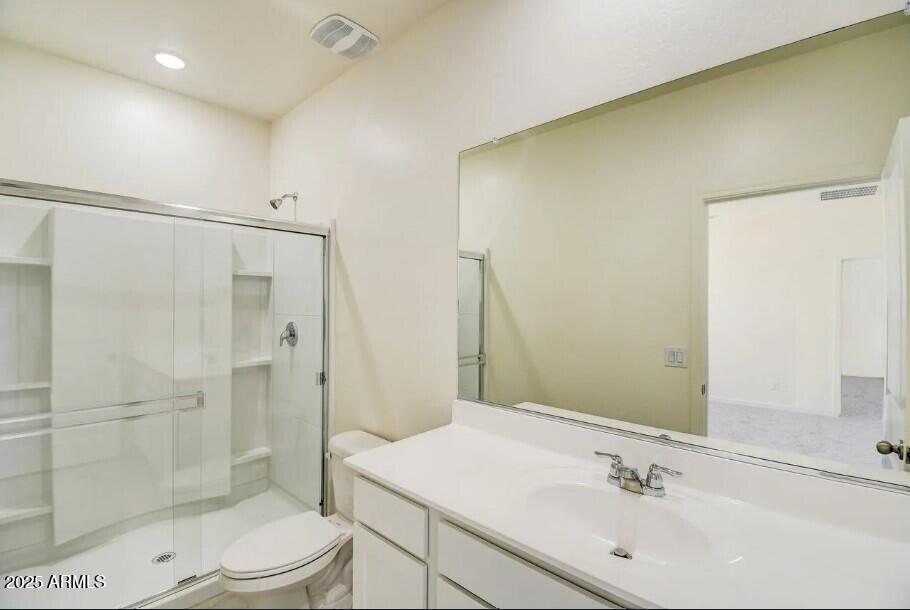 5633 E IRIS Drive