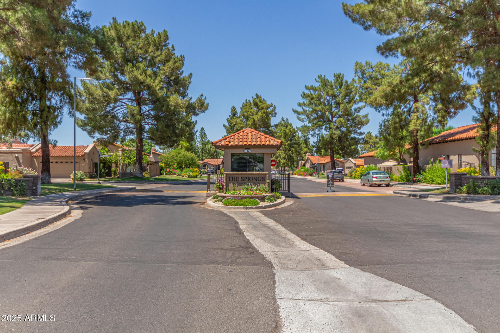 4135 E ALTADENA Avenue