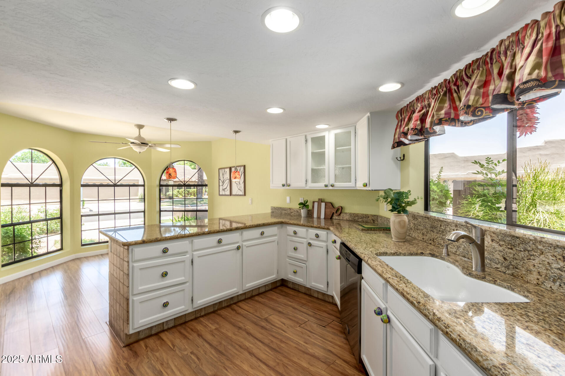 4135 E ALTADENA Avenue