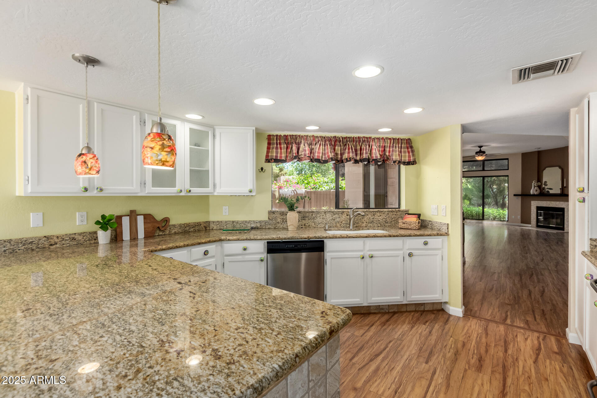 4135 E ALTADENA Avenue