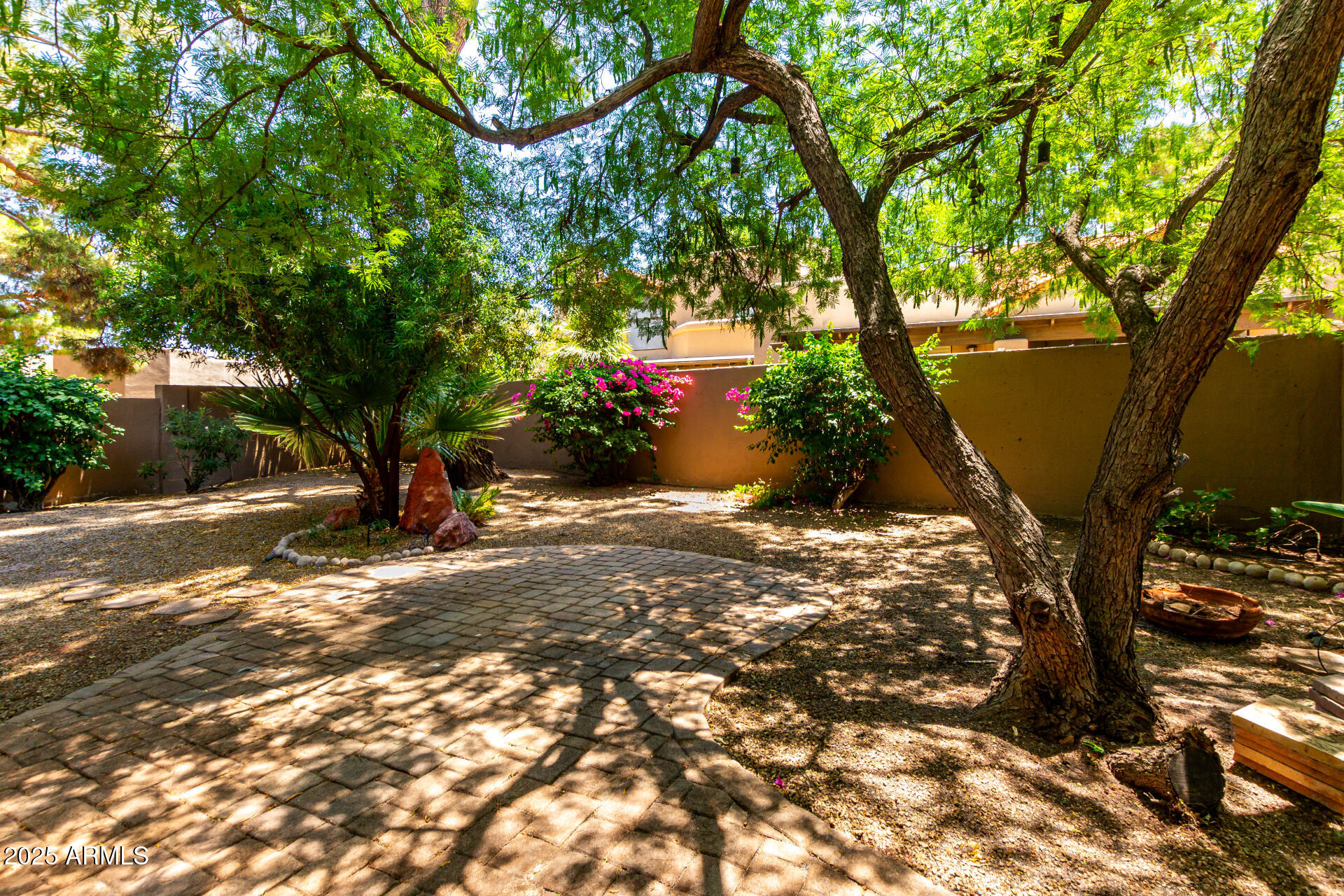 4135 E ALTADENA Avenue
