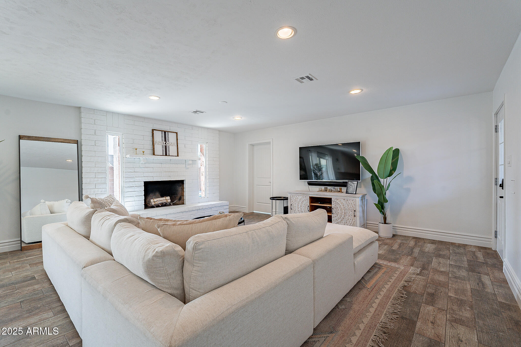 8337 E MONTEROSA Street