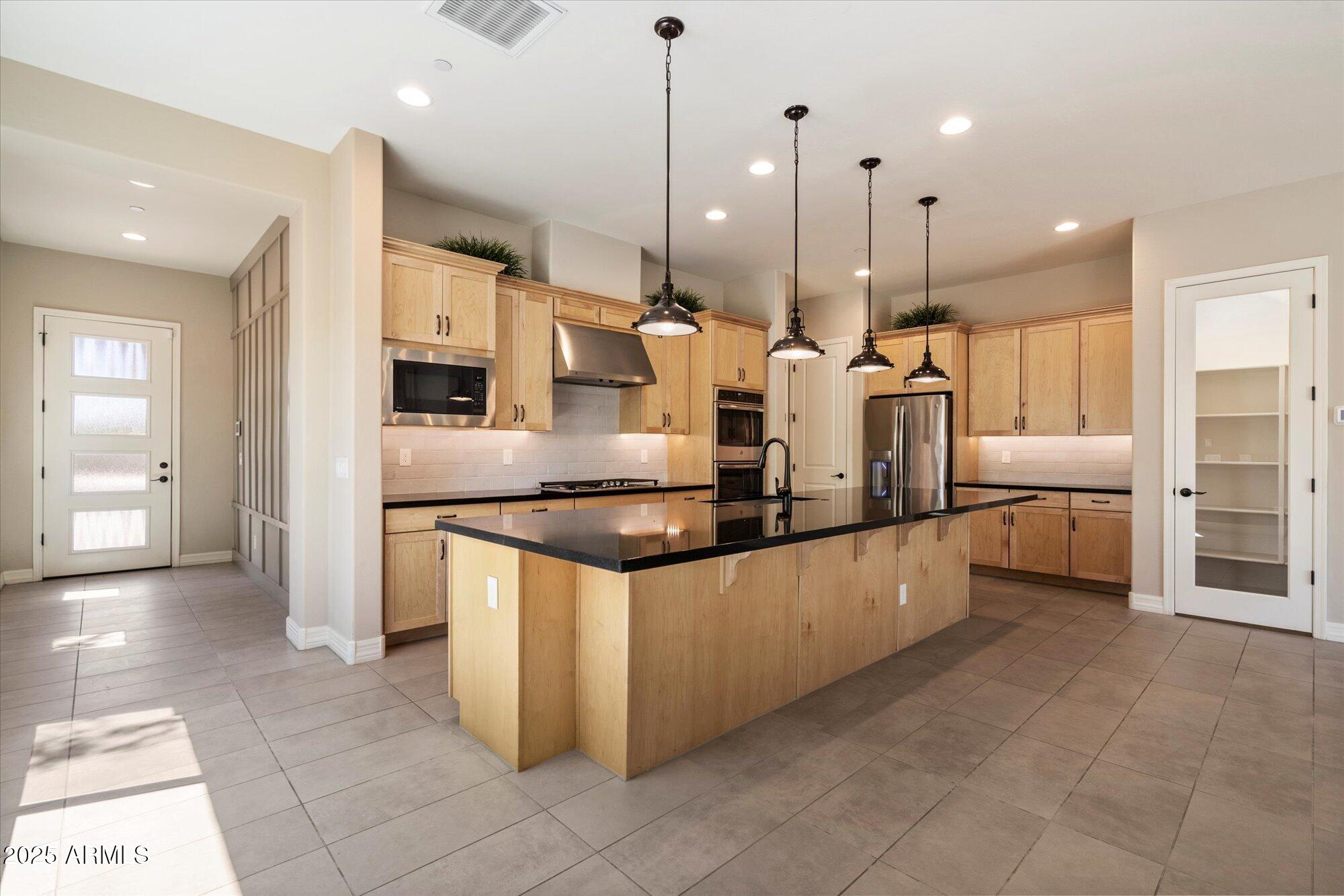 7508 E VIA DE LUNA Drive