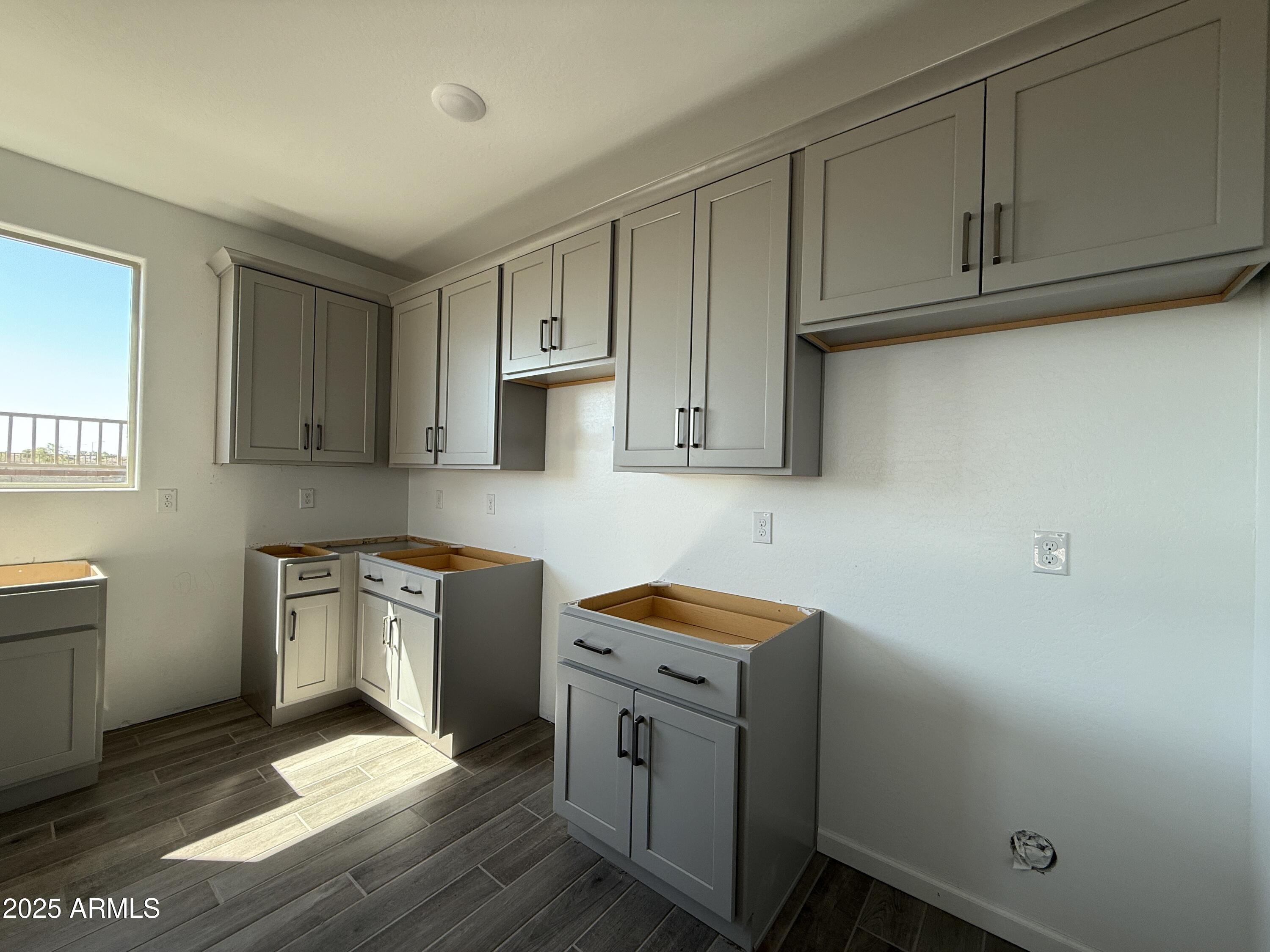 9627 W TAMARISK Avenue