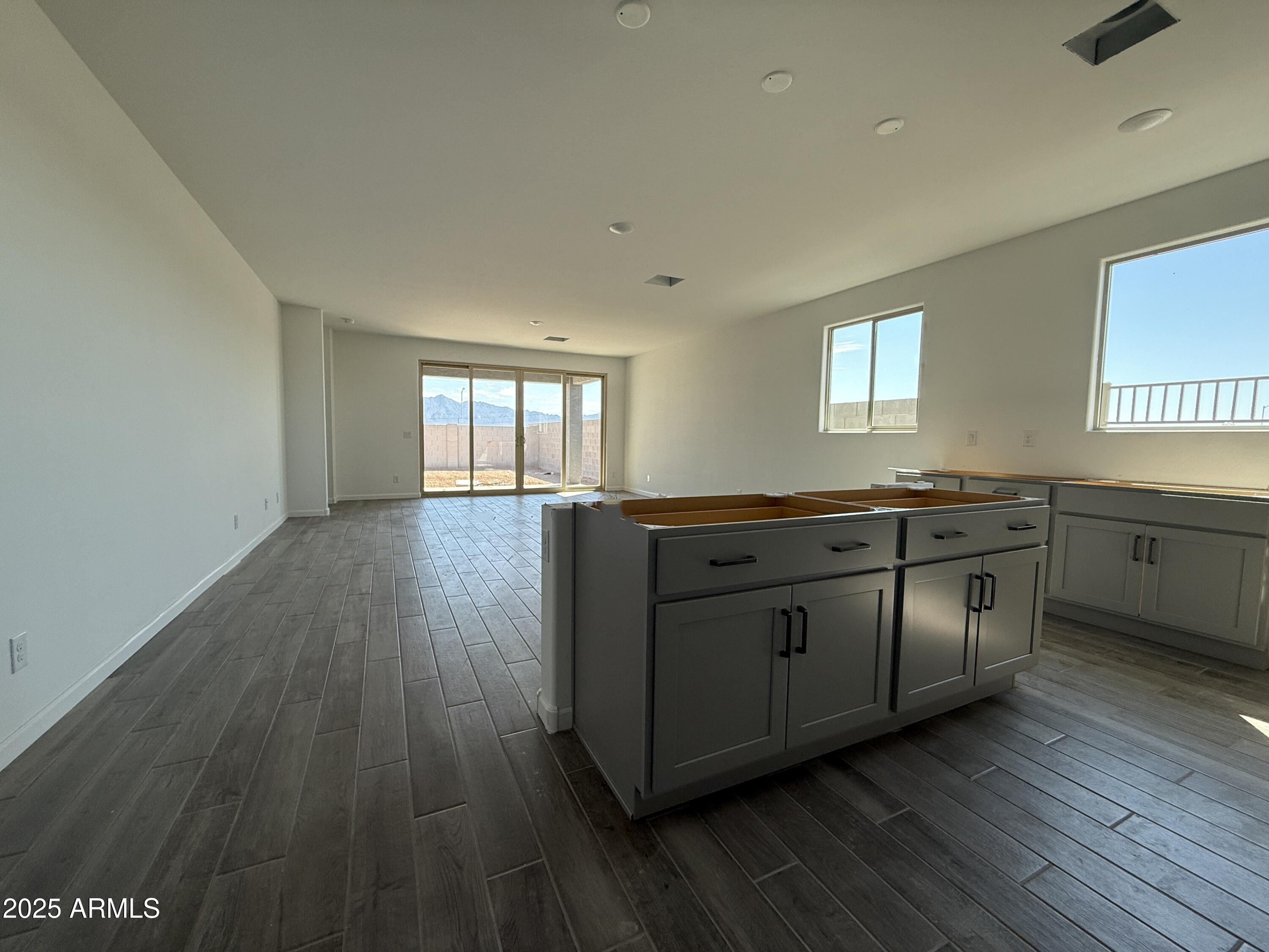 9627 W TAMARISK Avenue