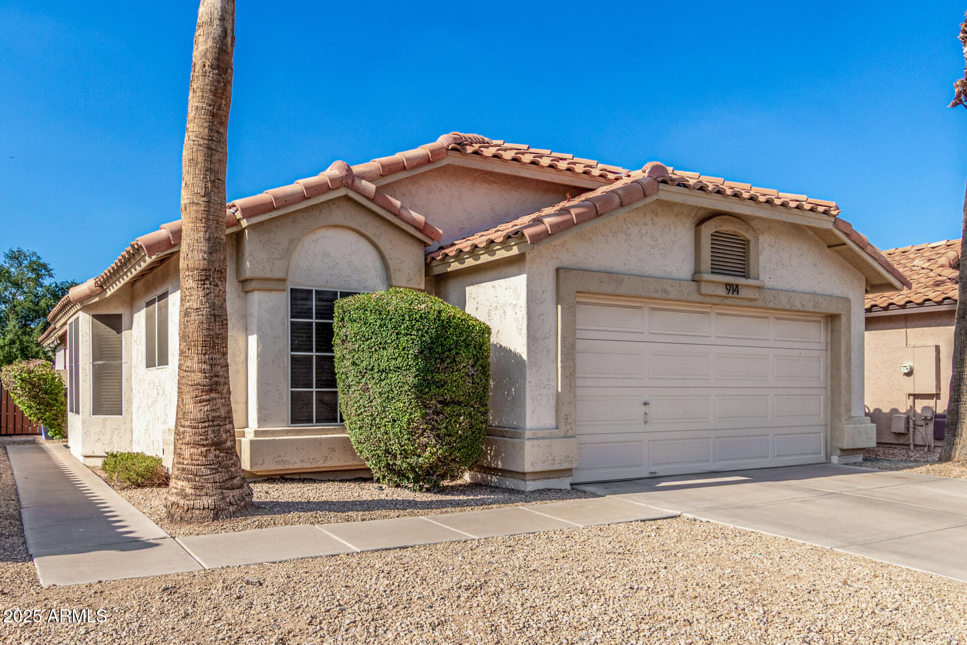 914 W REDONDO Drive