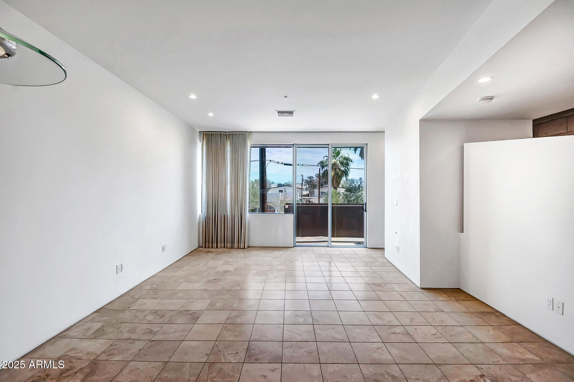 1145 E Whitton Avenue, 1008