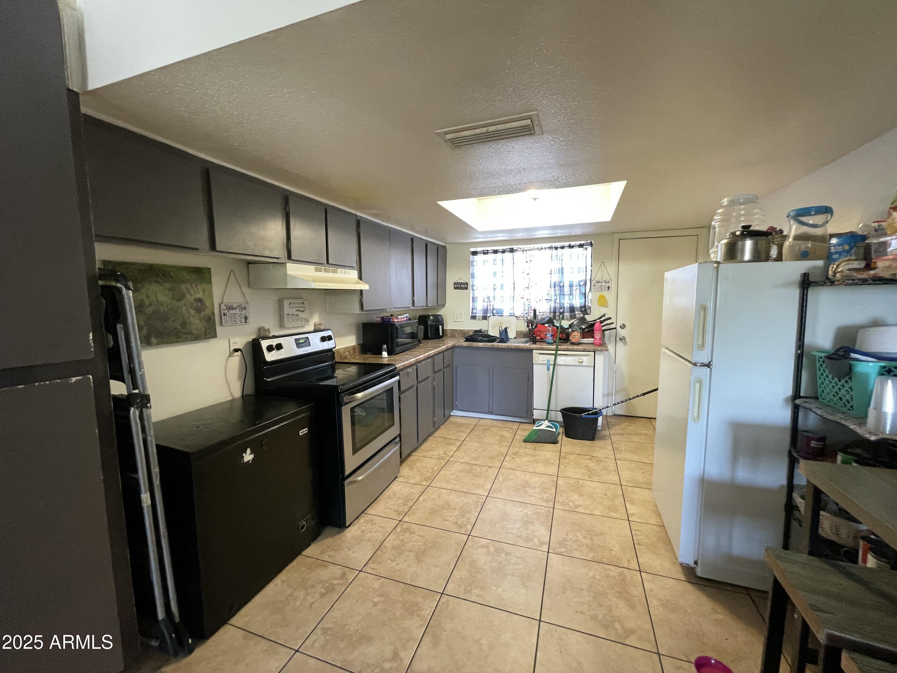 3364 W HARMONT Drive