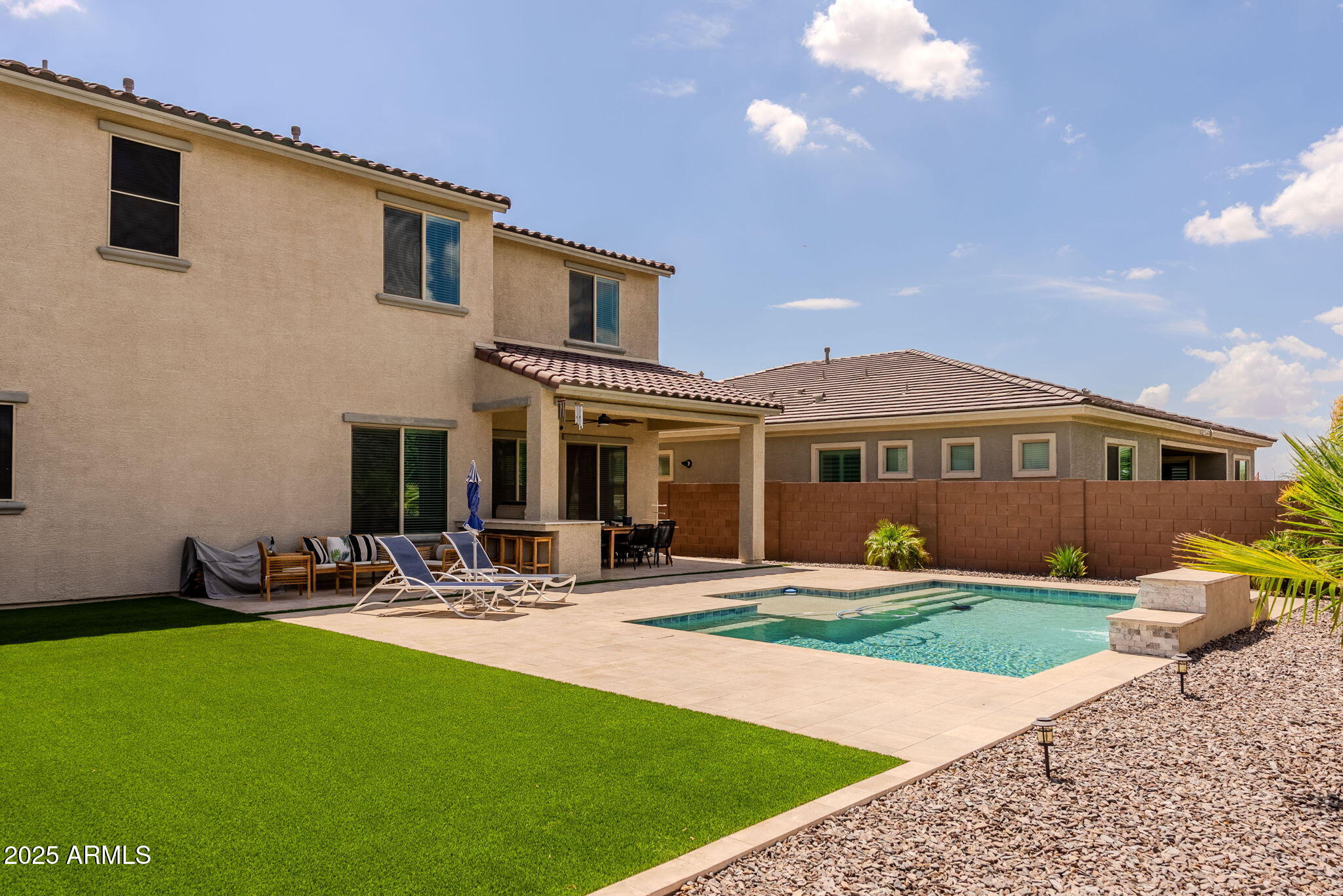 5702 S HASSETT