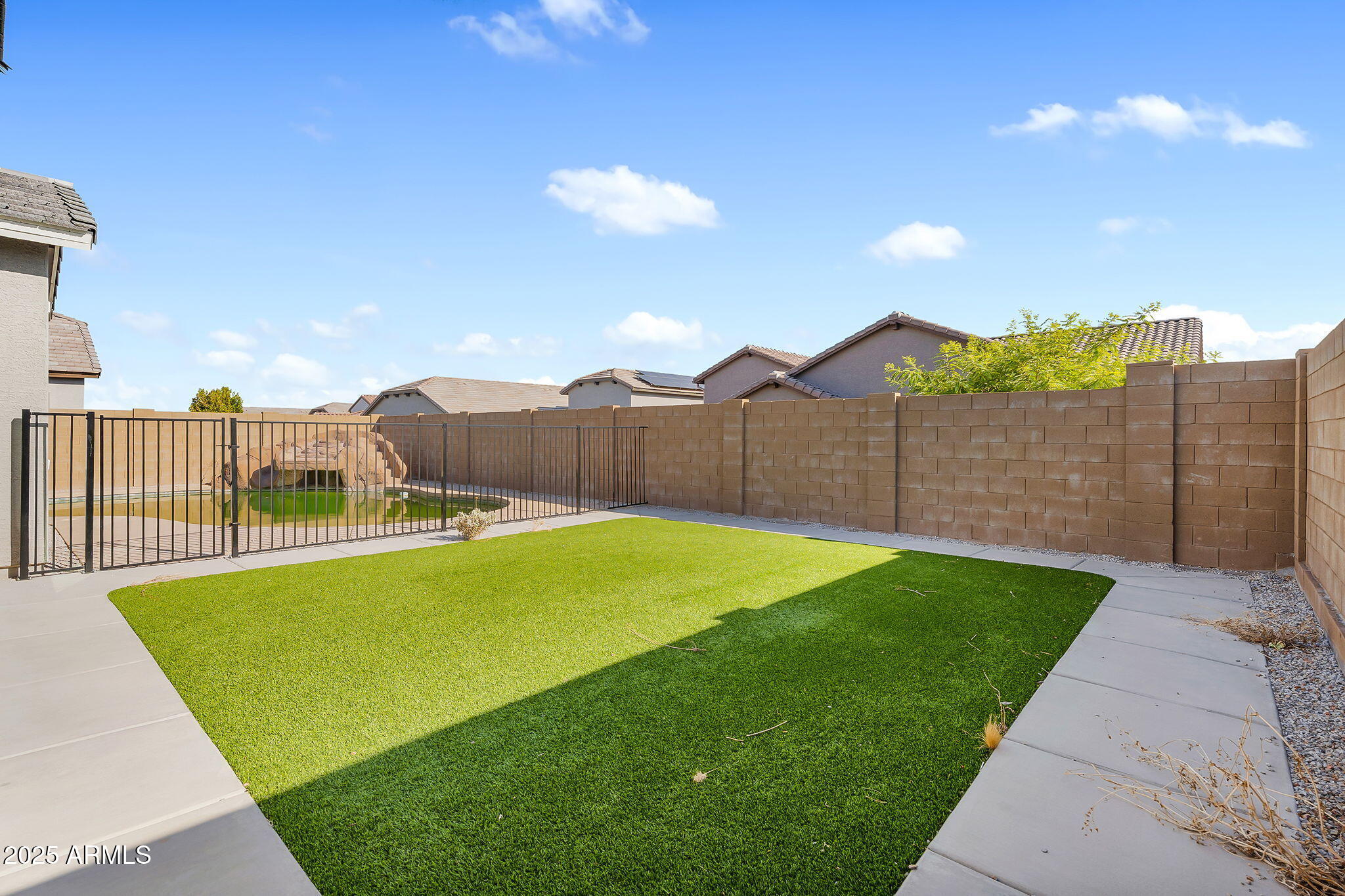 19027 W SIERRA Street