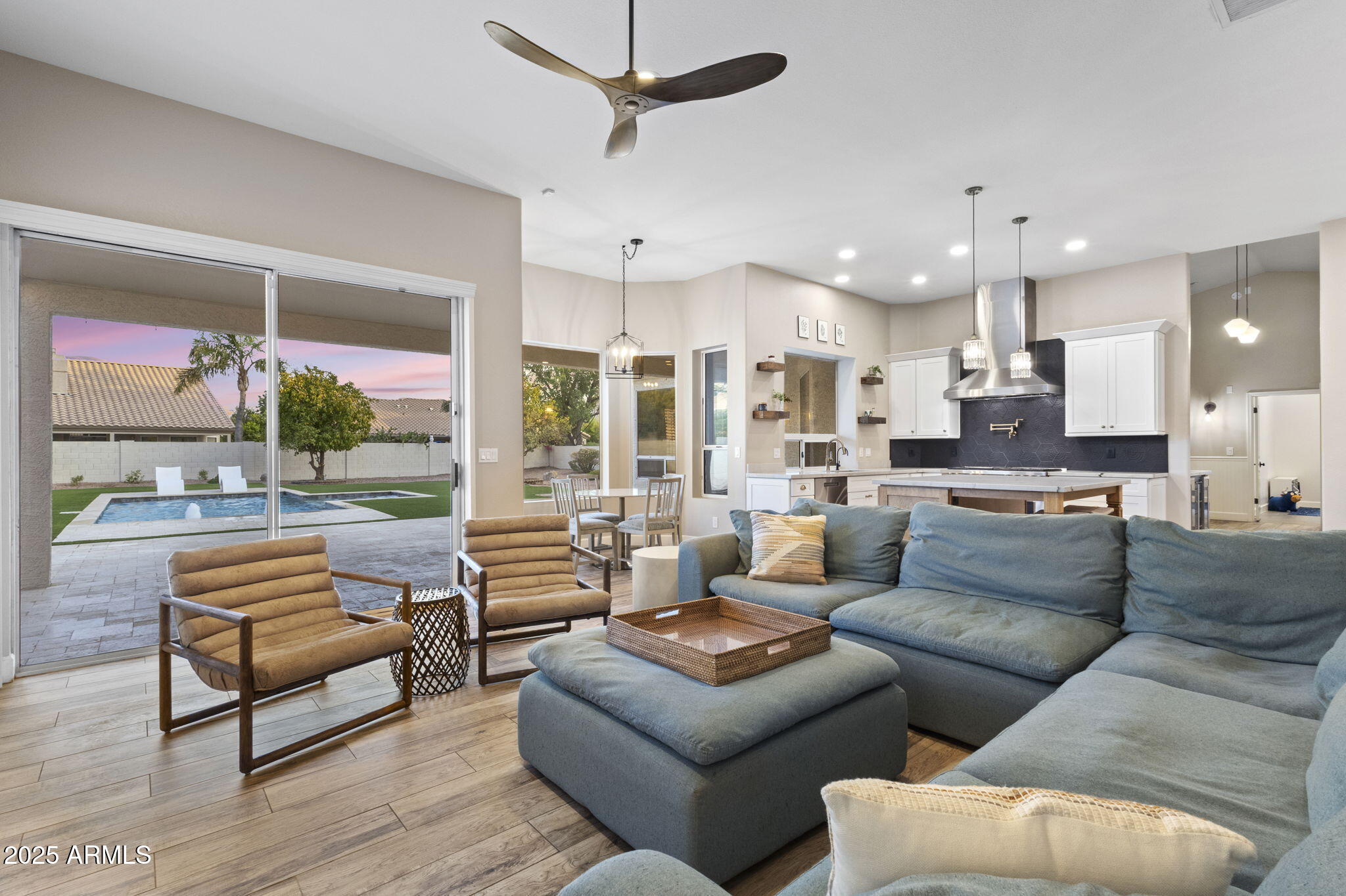 5433 E HARTFORD Avenue