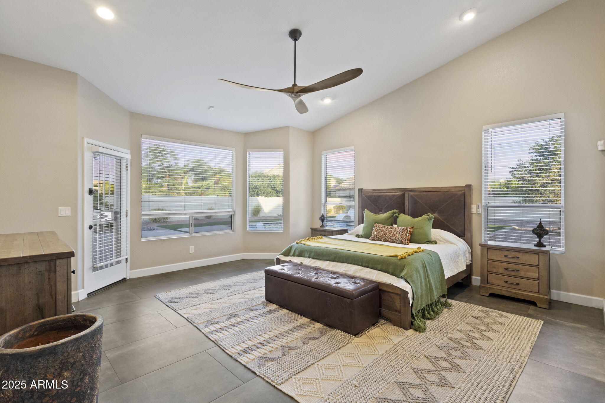 5433 E HARTFORD Avenue