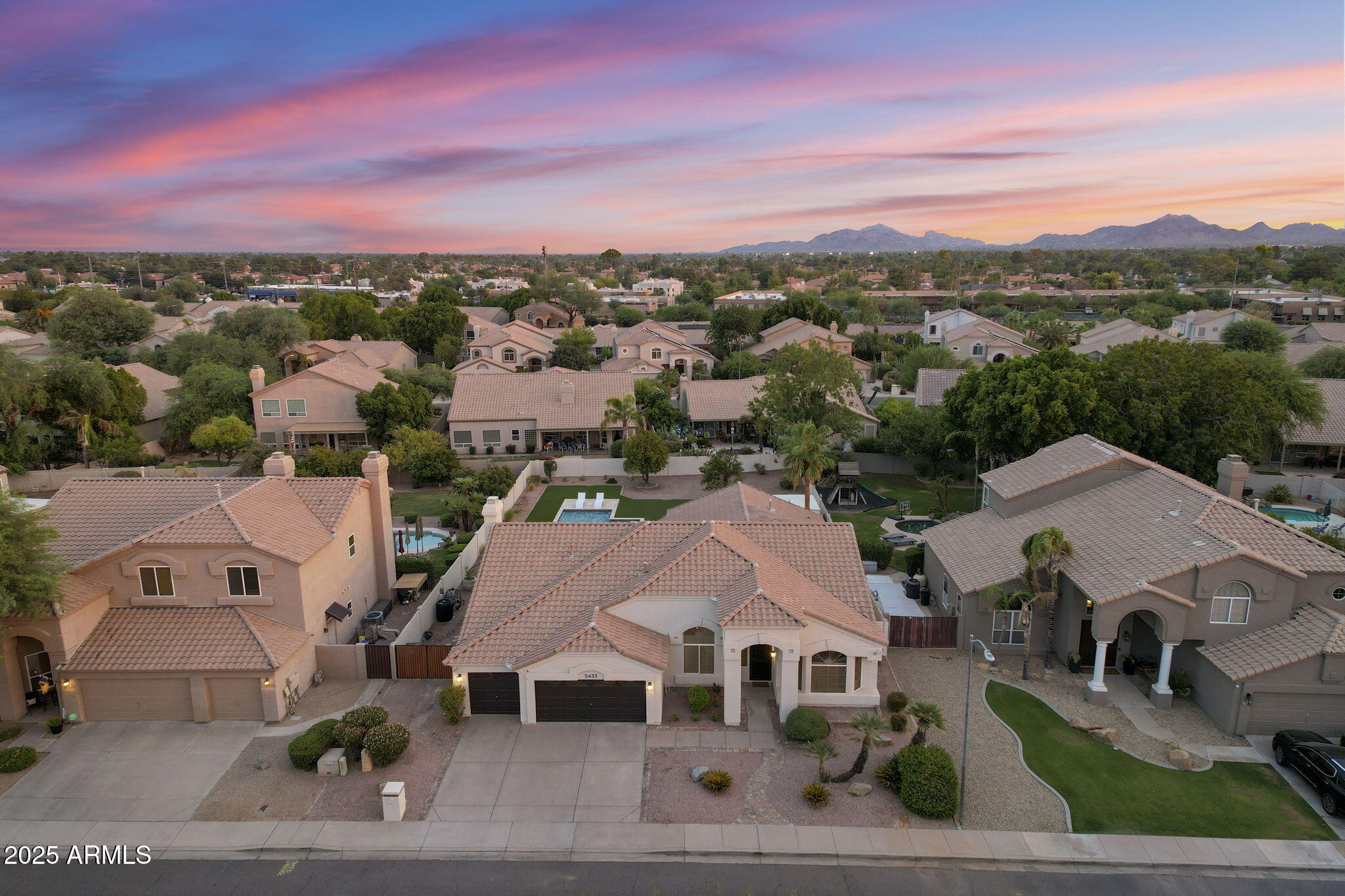 5433 E HARTFORD Avenue