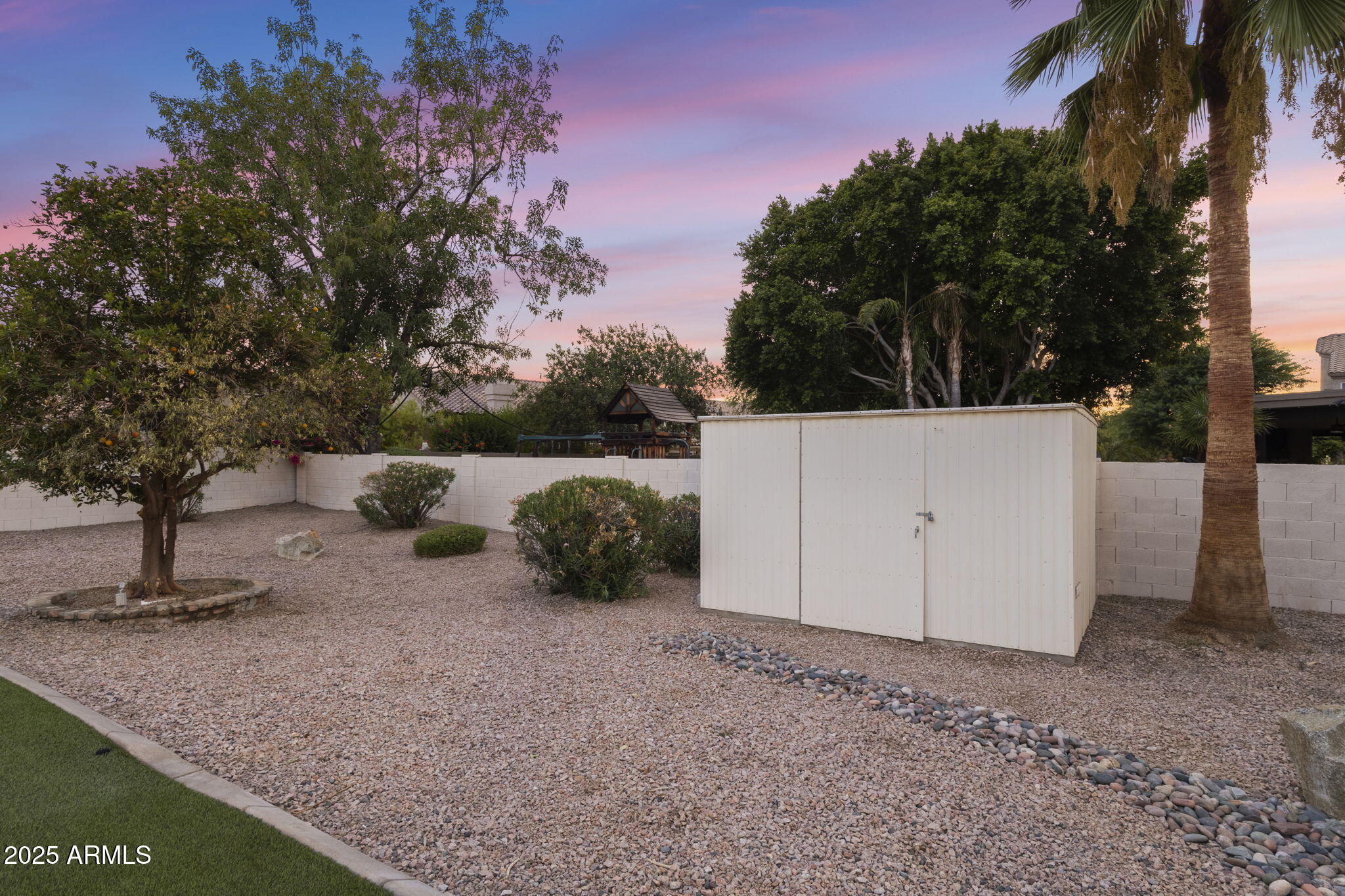 5433 E HARTFORD Avenue