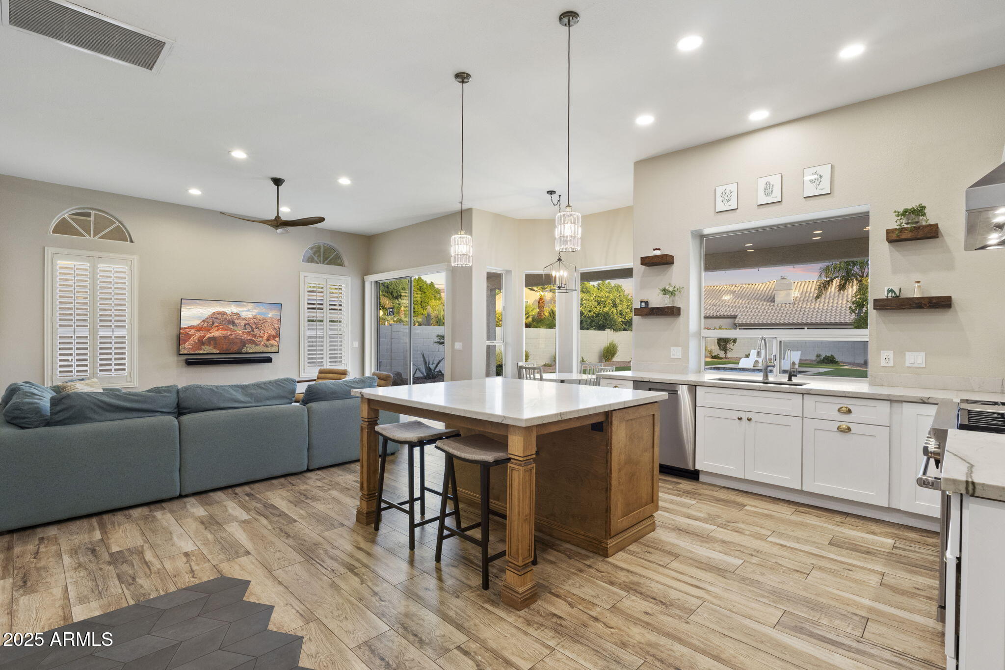 5433 E HARTFORD Avenue